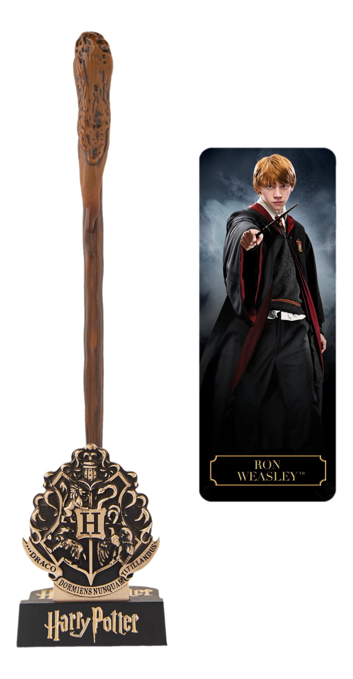 Ein Harry Potter Zauberstab-Display mit Ron Weasley im Hintergrund.