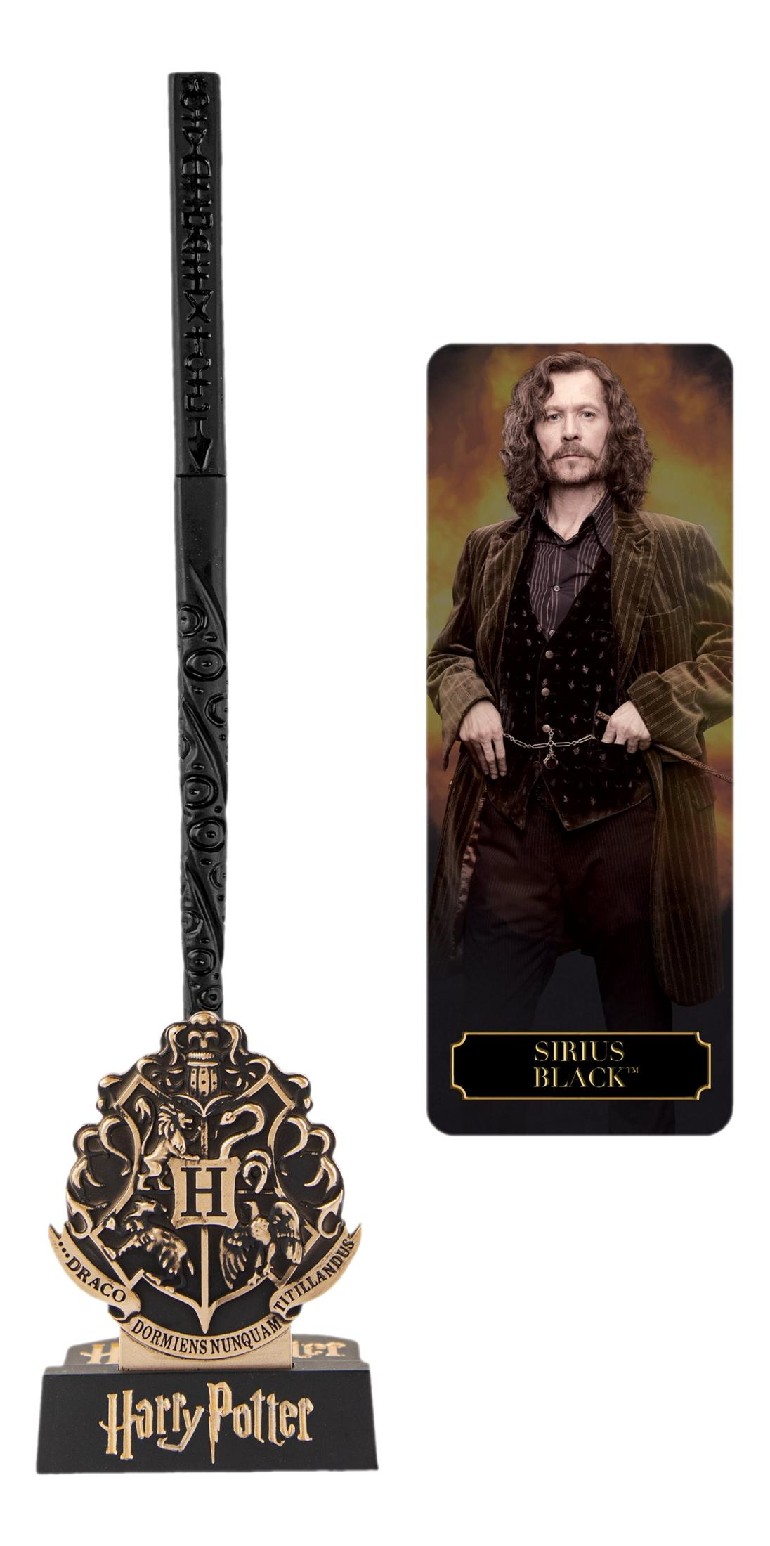 Ein schwarzer Harry Potter Zauberstab mit Wappen und eine Karte von Sirius Black.