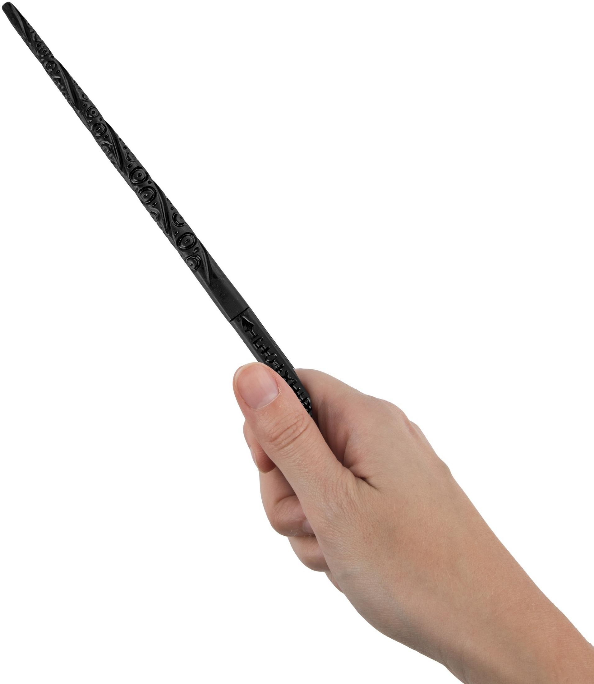 Eine Hand hält einen schwarzen Zauberstab mit eingravierten Mustern.
