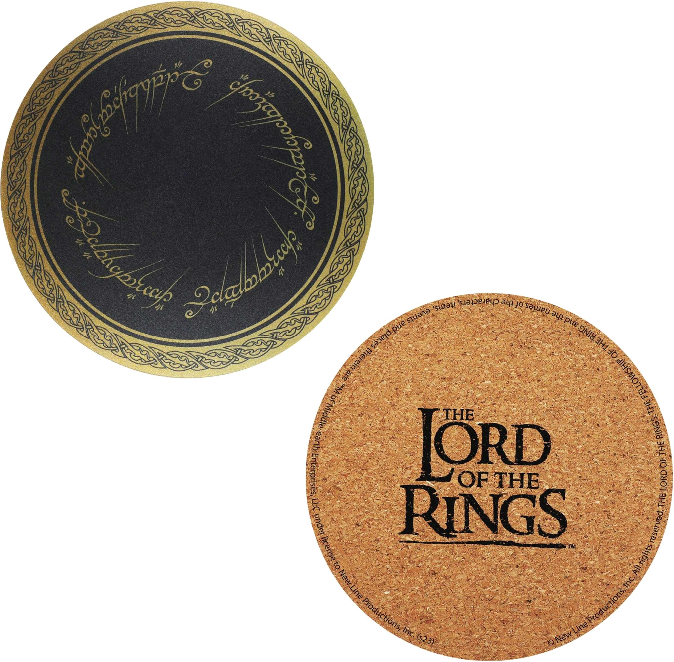 Zwei runde Untersetzer: einer schwarz mit Goldschrift, der andere Kork mit 'Der Herr der Ringe'-Logo.