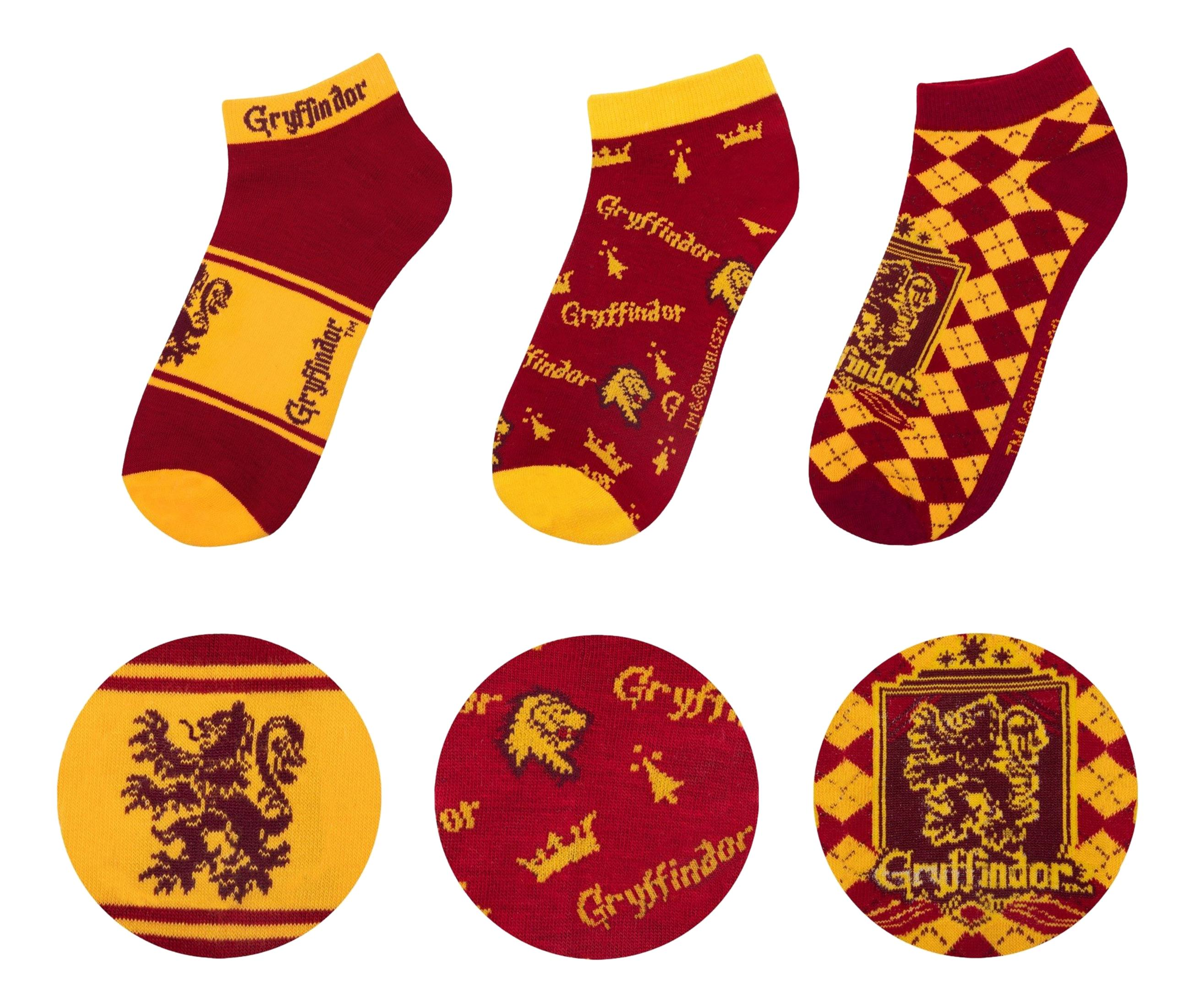 Drei Paar dunkelrote Socken mit gelben Akzenten und Gryffindor-Logo.