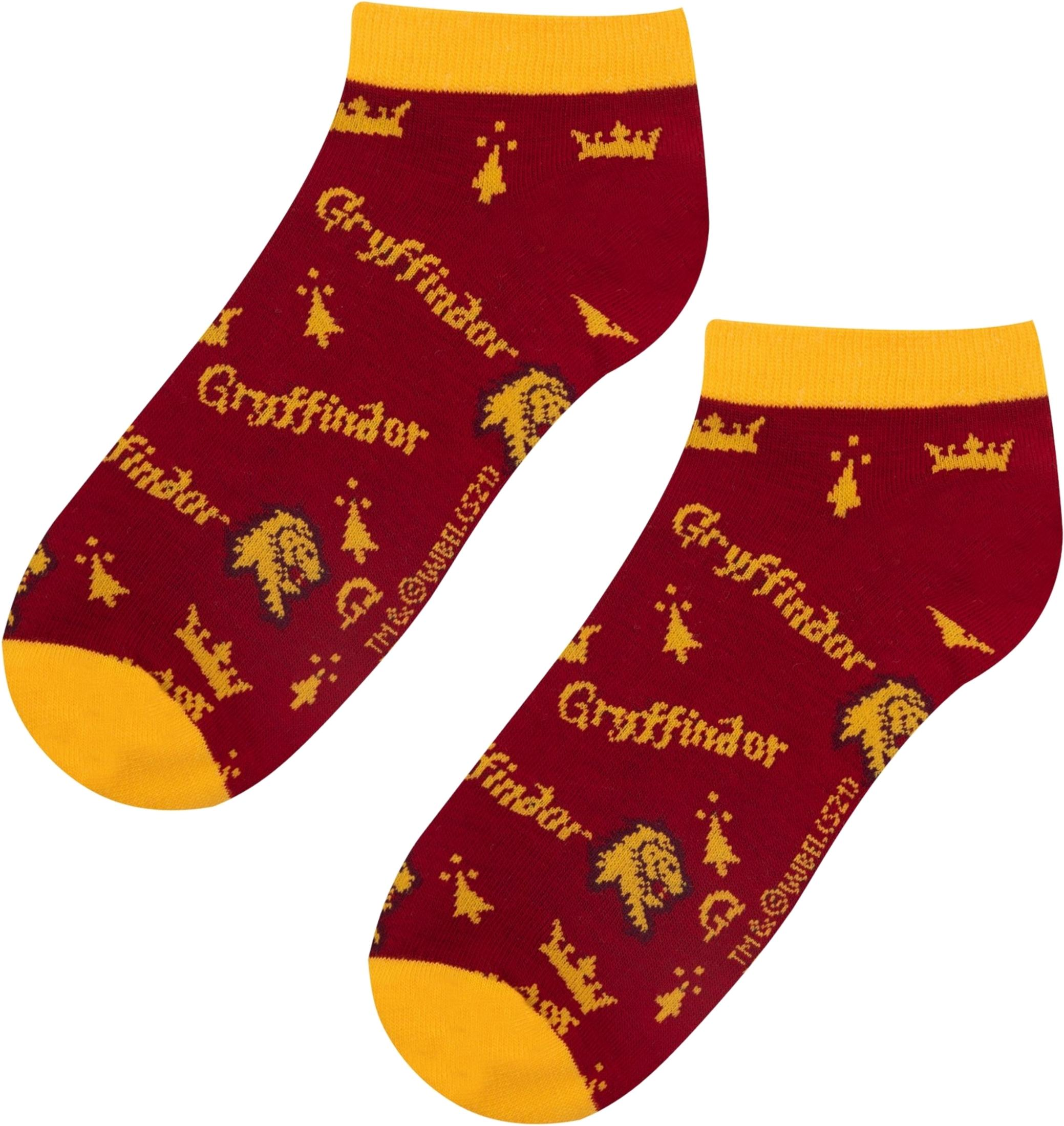 Rote Socken mit gelben Bündchen und Aufdrucken von 'Gryffindor'.