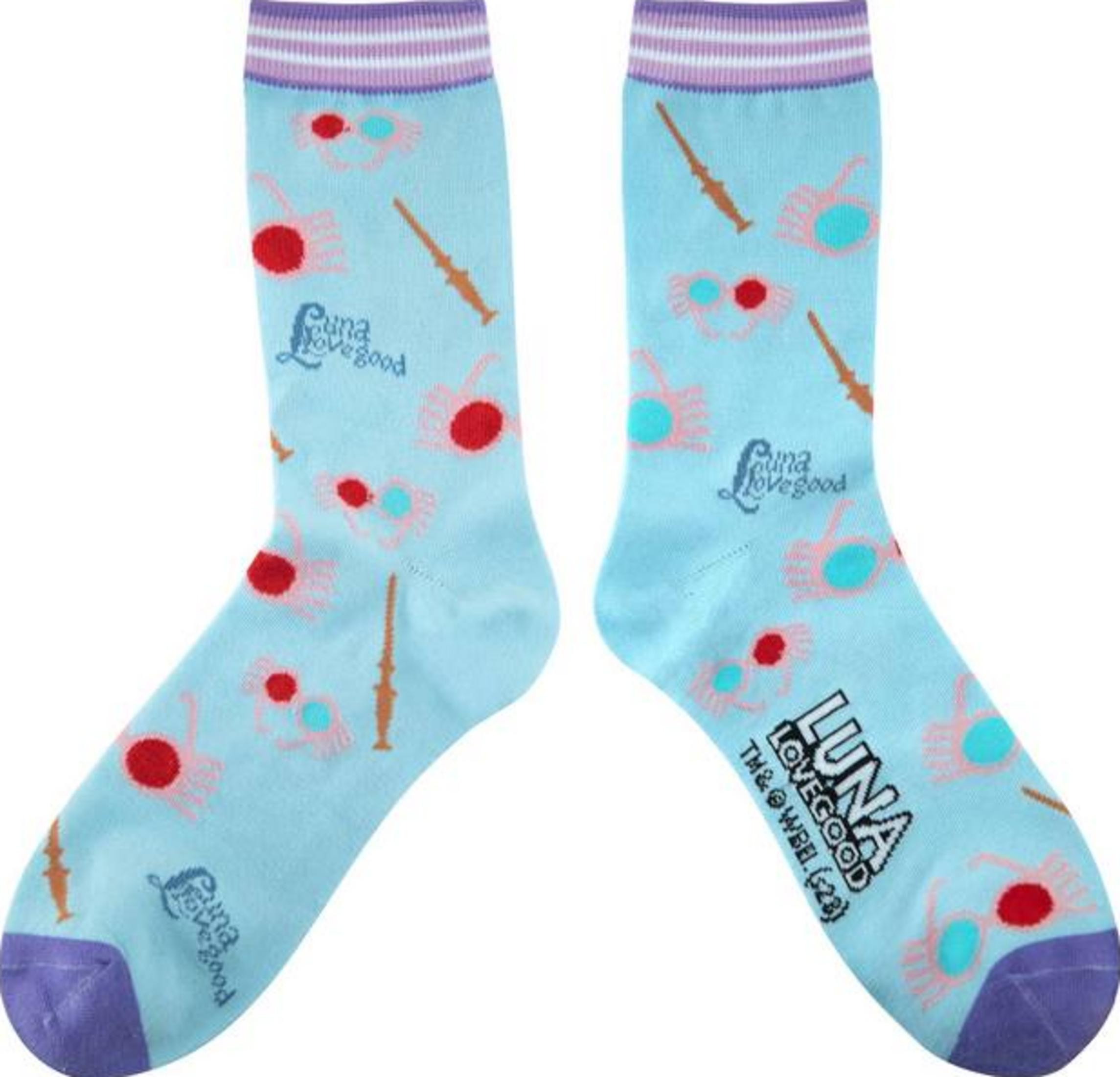 Dos calcetines azul claro con motivos de Luna Lovegood: gafas, varitas, corazones.