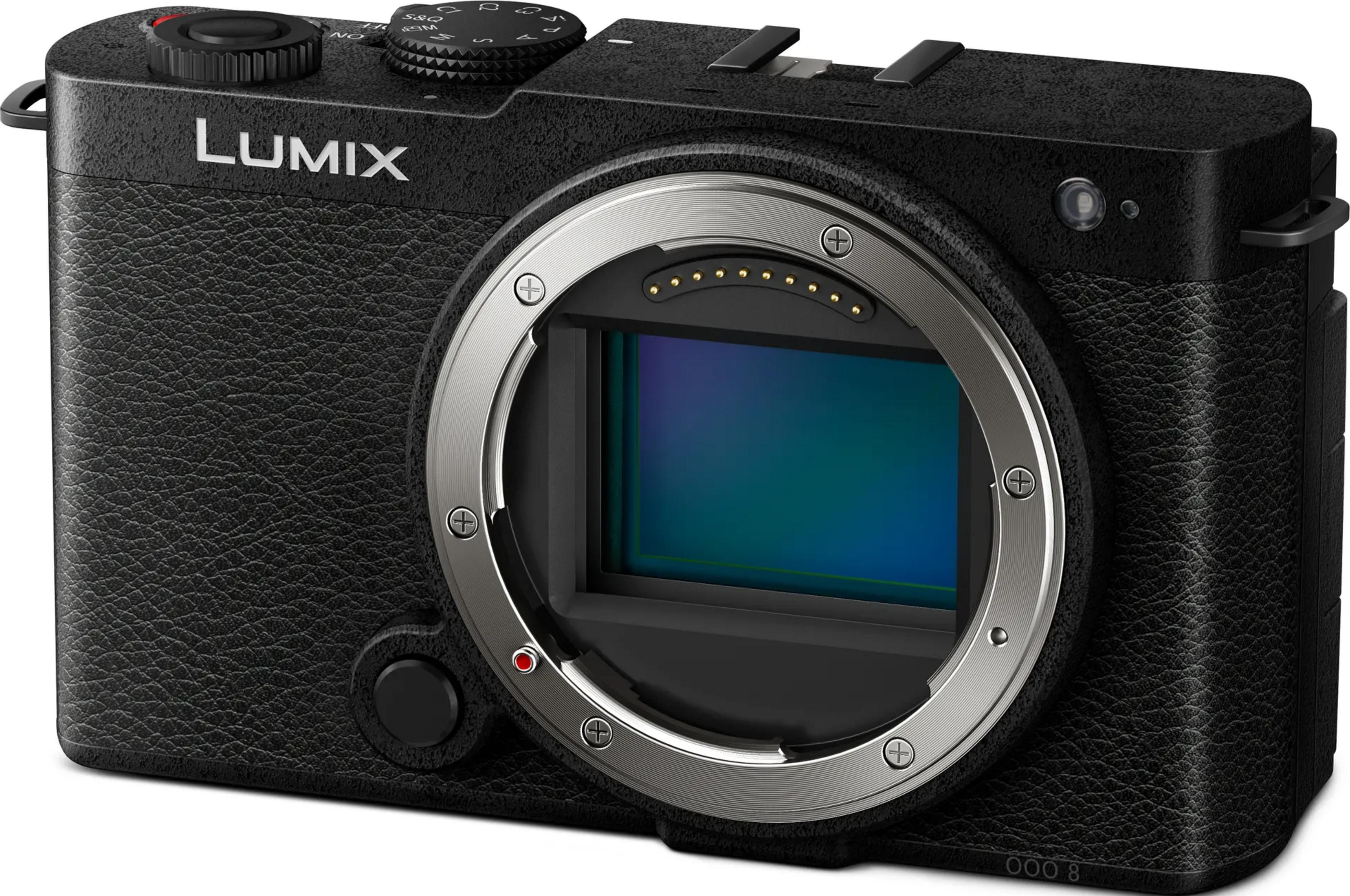 Eine schwarze Lumix Kamera mit silbernem Objektivring und offenem Sensor.