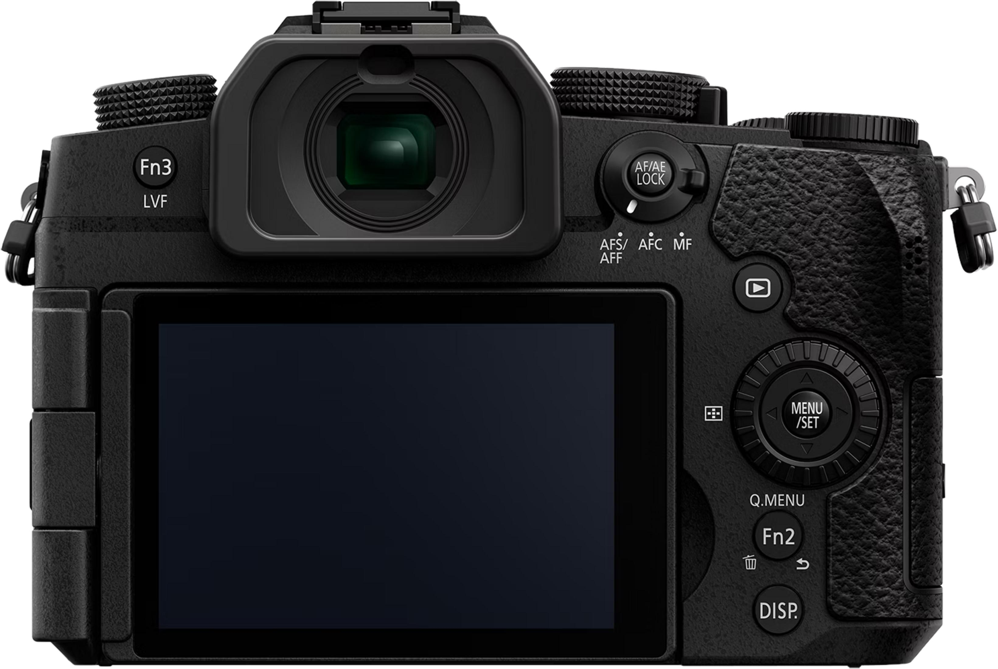 Achterkant van een zwarte digitale camera, met zoeker, LCD-scherm en bedieningselementen.