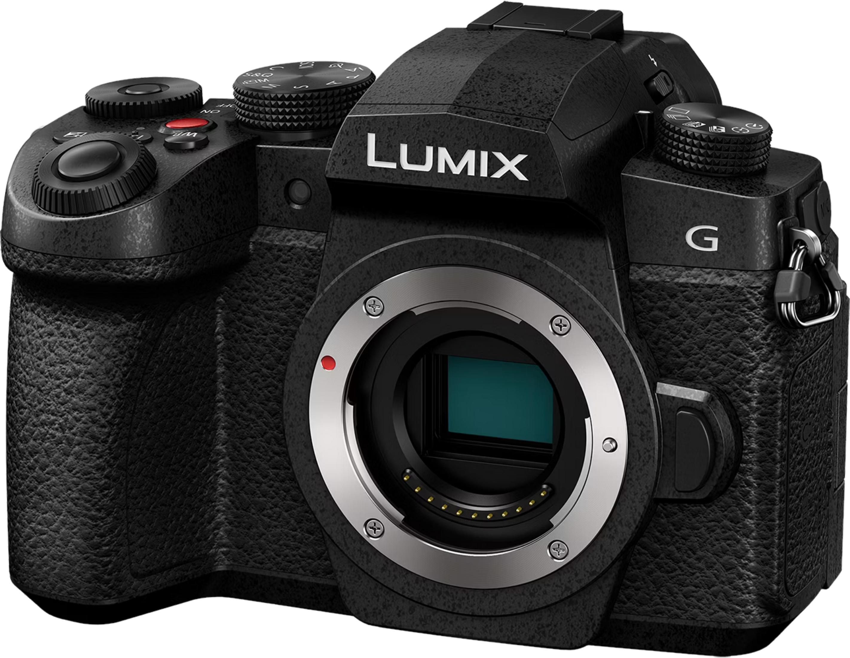 Een zwarte Lumix camera met een zilveren lensring en rode opnameknop.