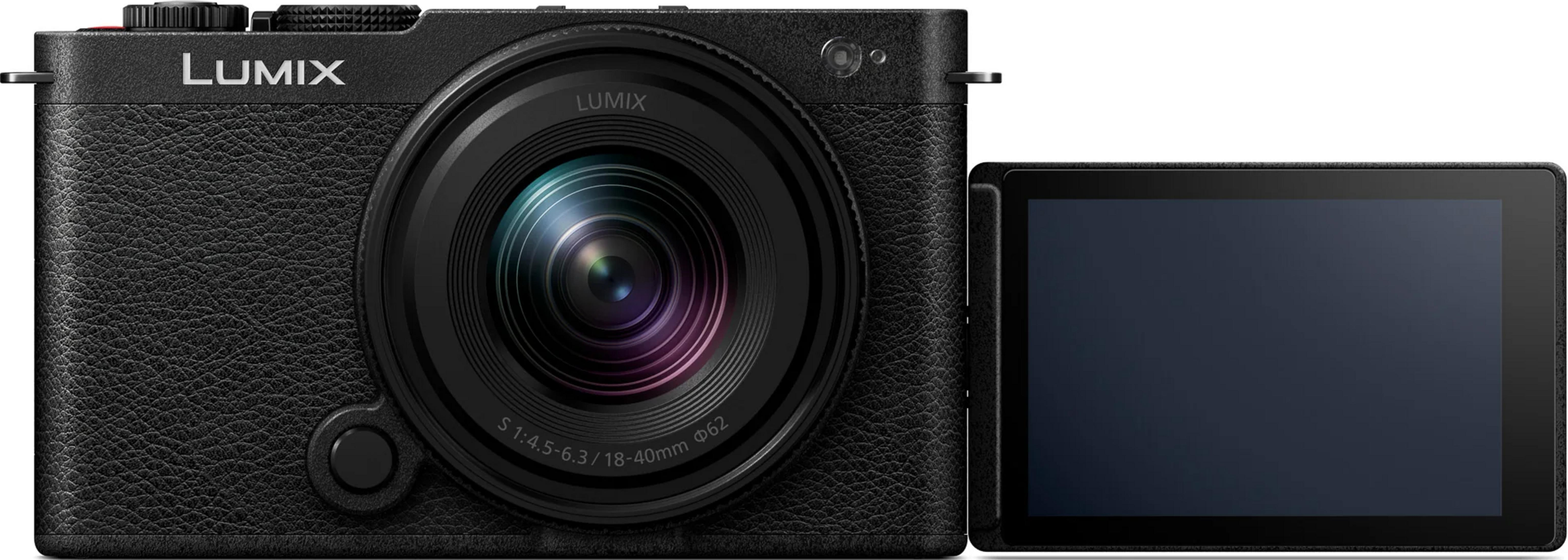 Schwarze Panasonic Lumix Kamera mit Objektiv und ausklappbarem Bildschirm.