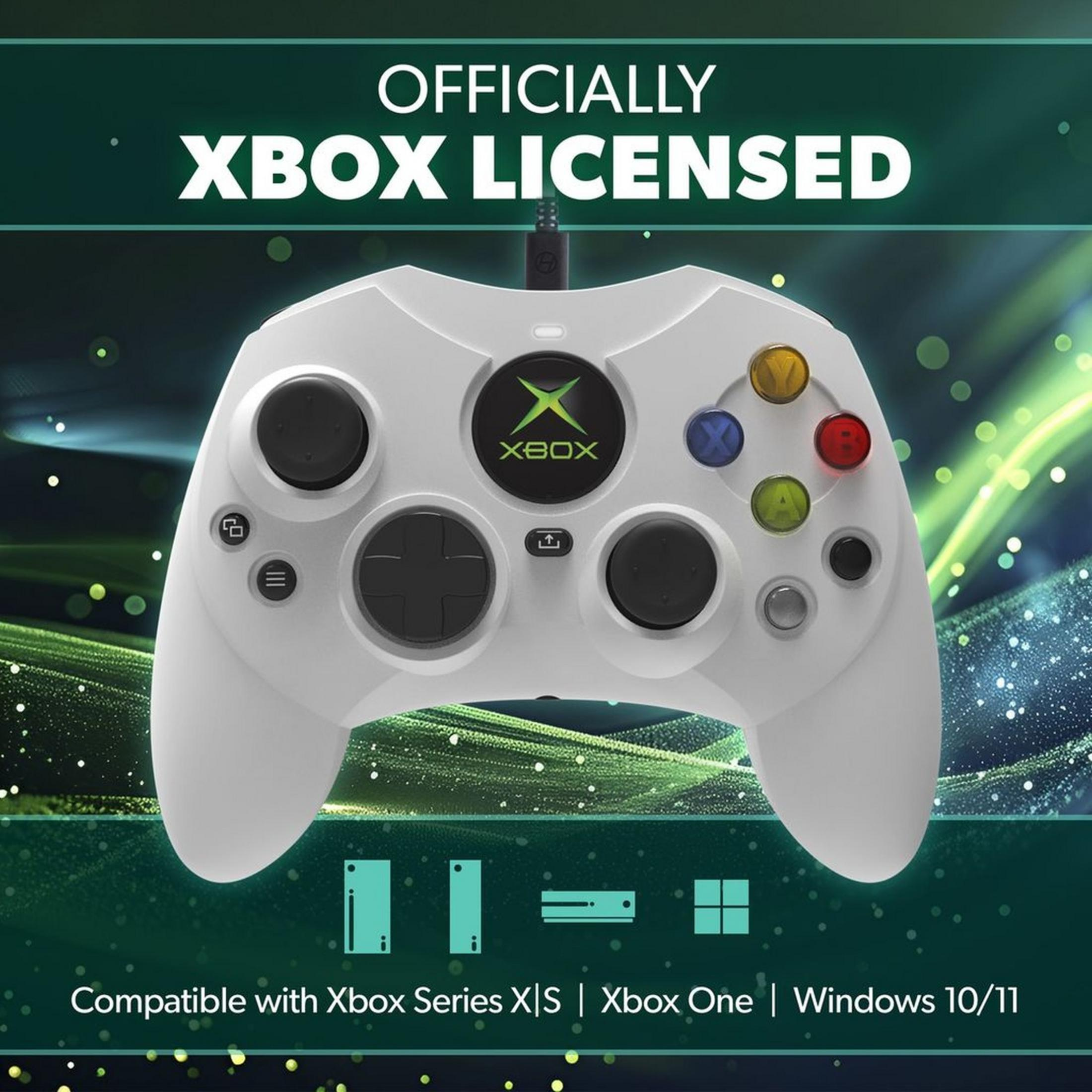 Een witte Xbox-controller met het Xbox-logo en gekleurde knoppen.