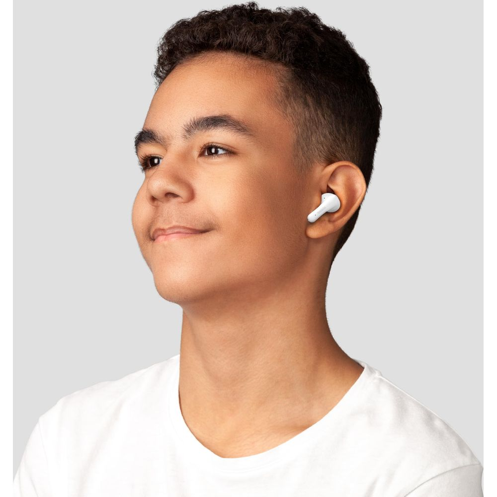 Chłopiec z białym wkładką douszną w prawym uchu, patrzący w lewo.