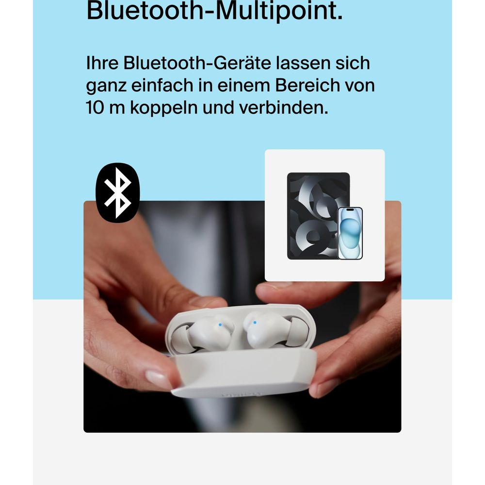 Dłonie trzymają białe słuchawki w etui ładującym. Ikony Bluetooth i smartfona.