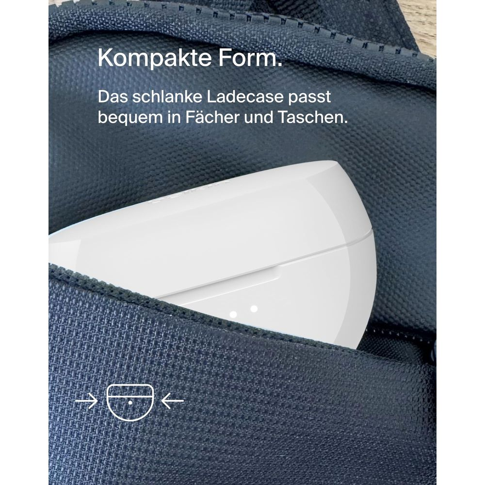 Białe etui ładujące do słuchawek włożone do niebieskiej kieszeni.