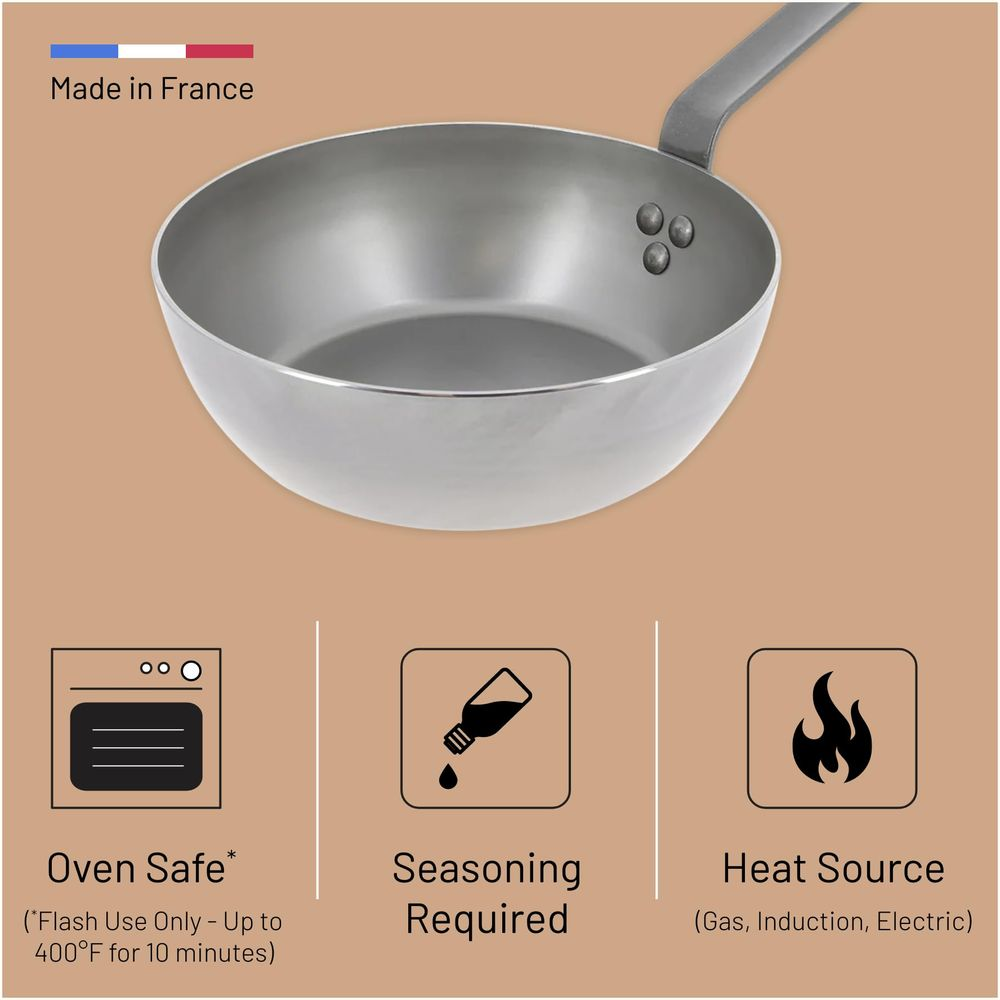 Eine silberne Pfanne aus Metall, Made in France, mit Symbolen für Ofen, Würzen und Wärmequelle.