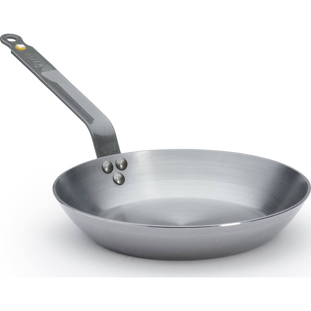 Eine silberne Metallpfanne mit langem Stiel und drei Nieten, die sie an der Pfanne befestigen.