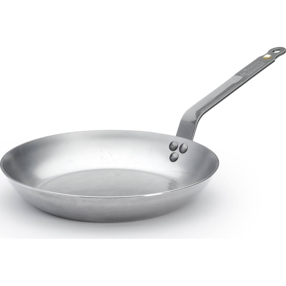 Eine silberne Metallpfanne mit langem Griff steht auf weißem Hintergrund.