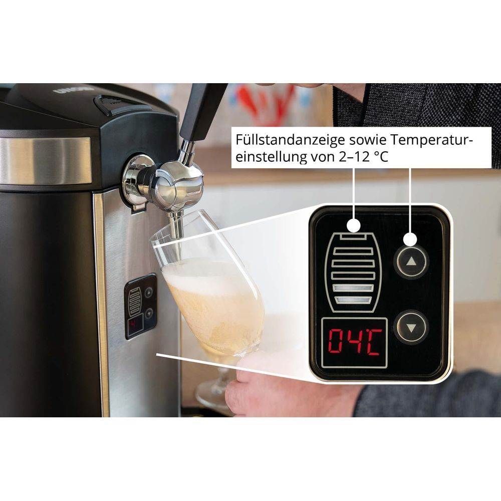 Distributeur de bière verse bière dans verre; écran affiche 4°C.