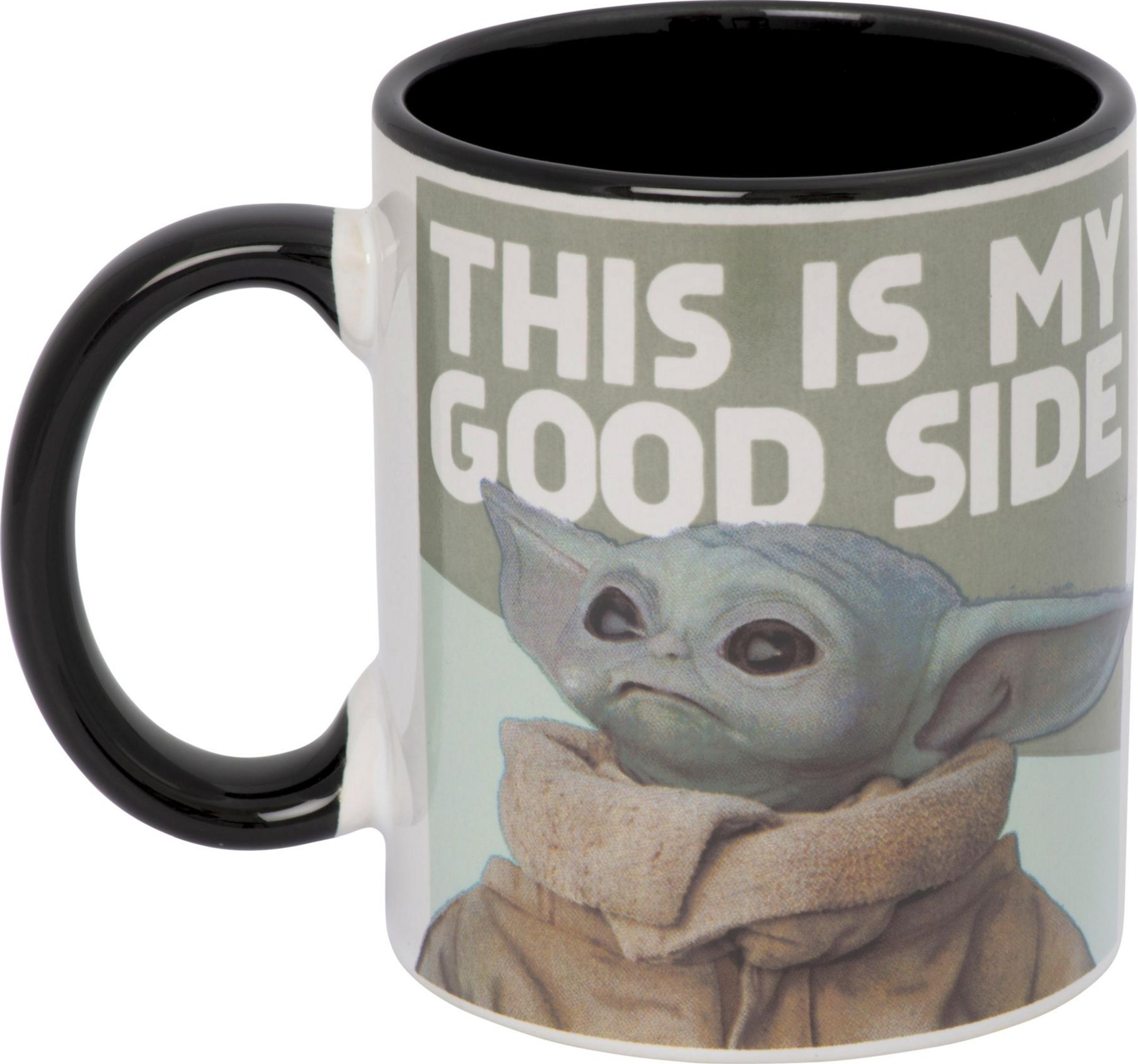 Ein Becher mit dem Baby Yoda Motiv und Text in Grün und Weiß.