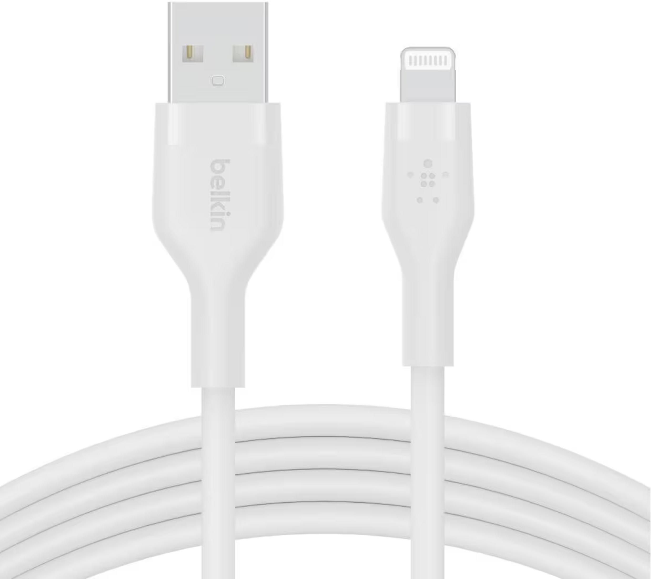 Un câble Belkin USB-A vers Lightning blanc, gros plan des deux connecteurs.