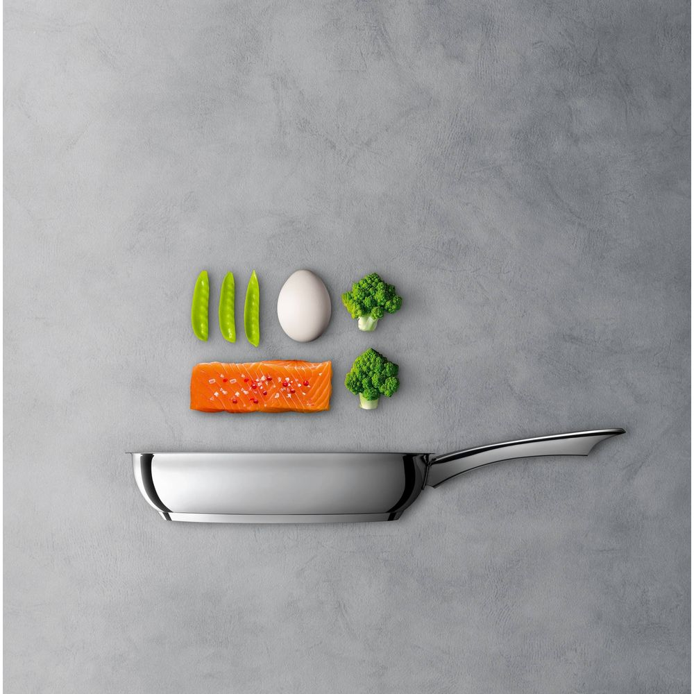 Filet łososia, brokuły, groszek, jajko i patelnia na szarym tle.