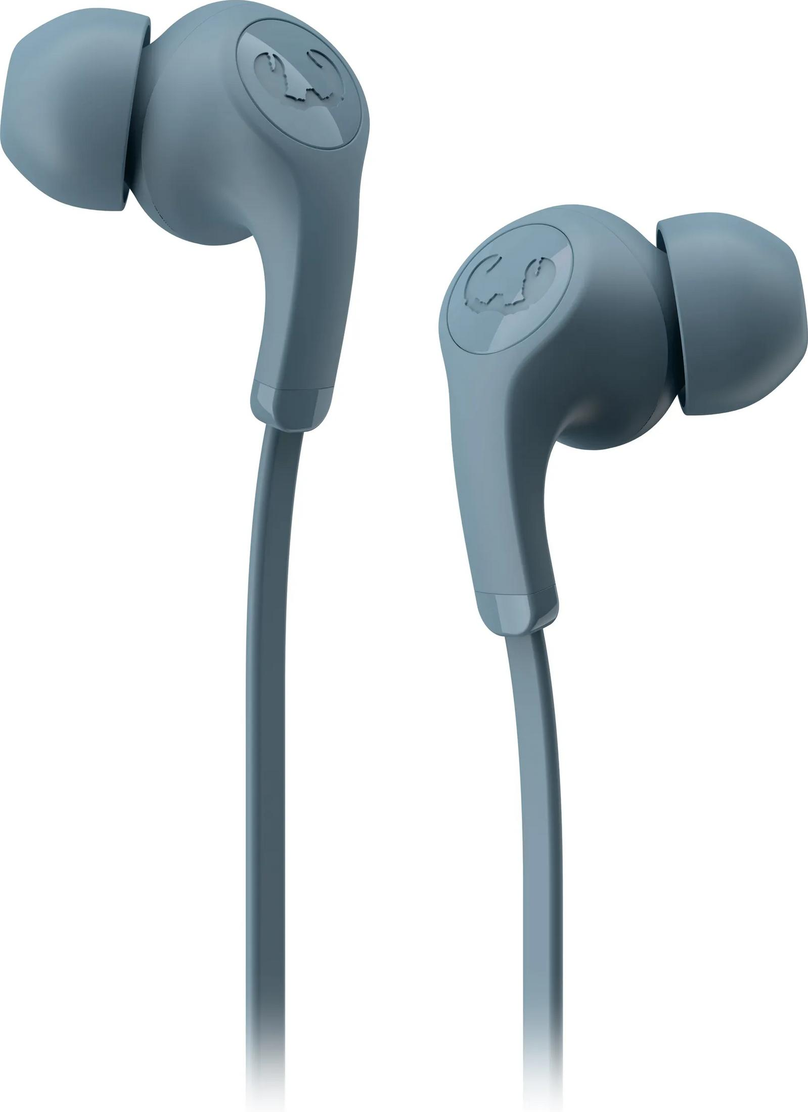 Zwei blaue In-Ear-Kopfhörer mit Kabel auf weißem Hintergrund.