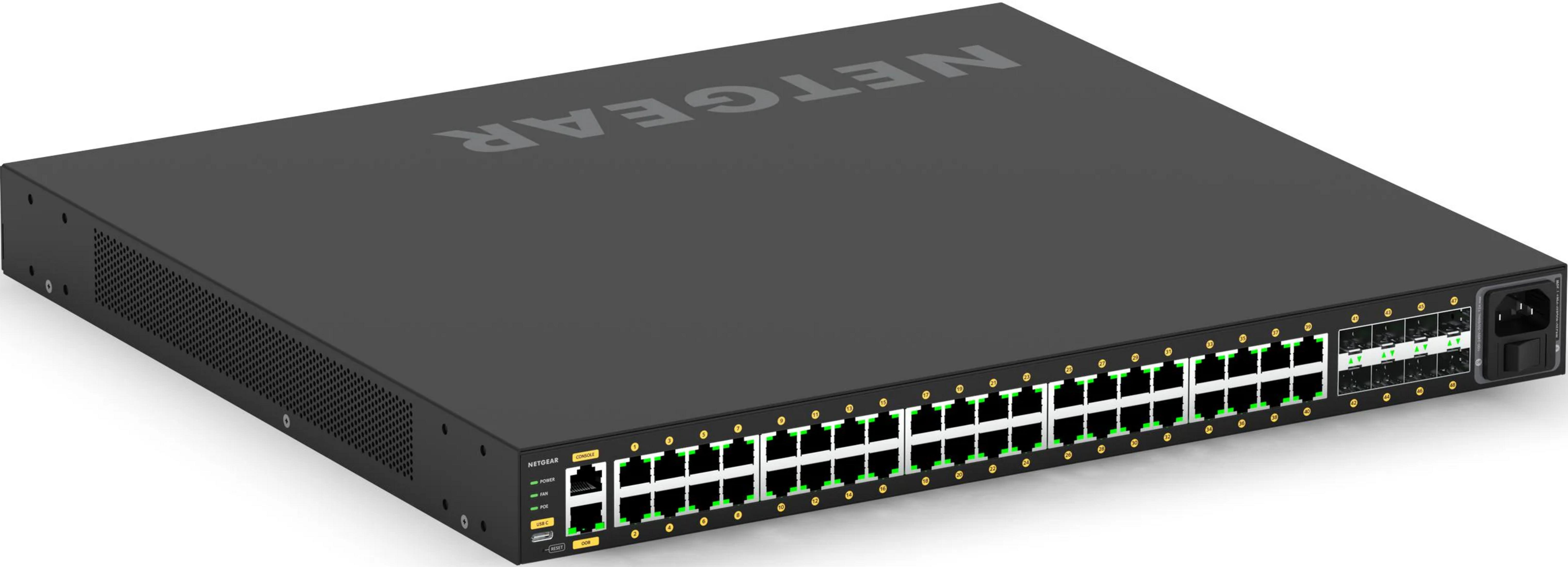 Czarny przełącznik Netgear z wieloma portami Ethernet i złączem zasilania.