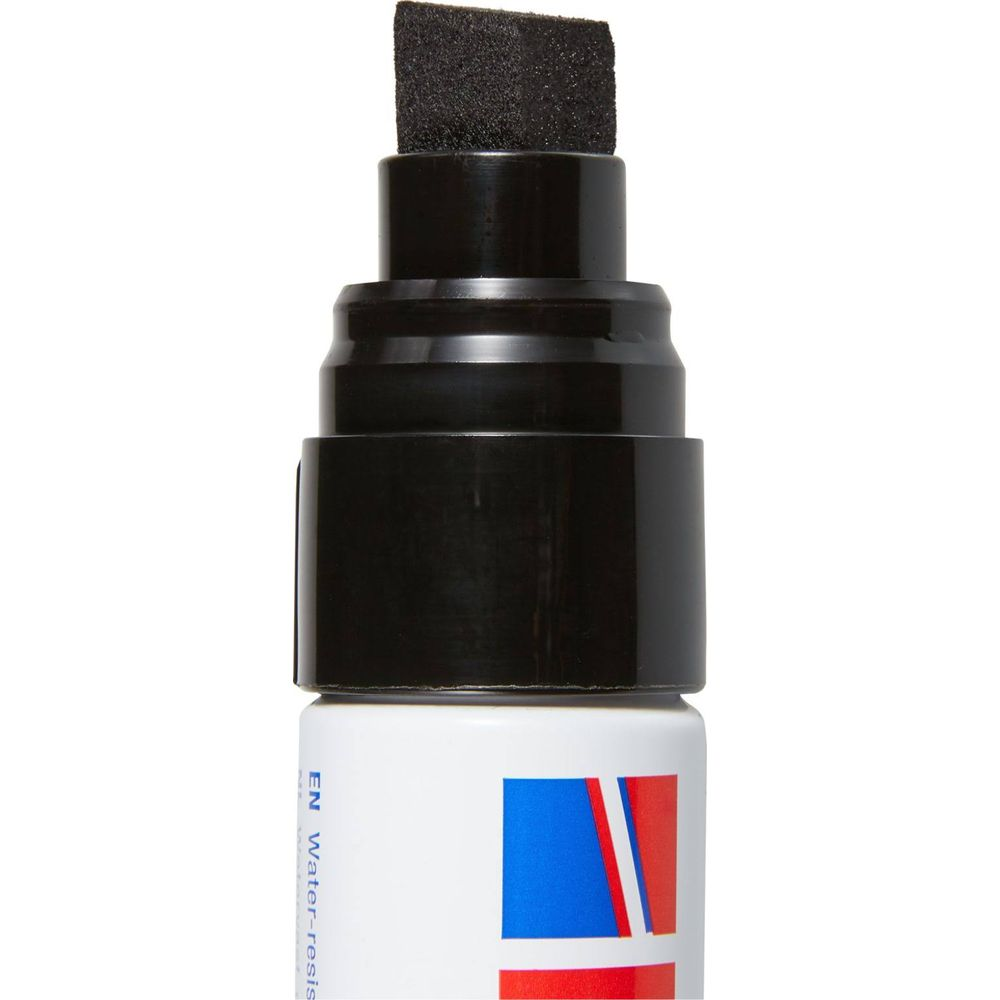 Nahaufnahme eines schwarzen Permanent Markers mit breiter Spitze und weißem Schaft.