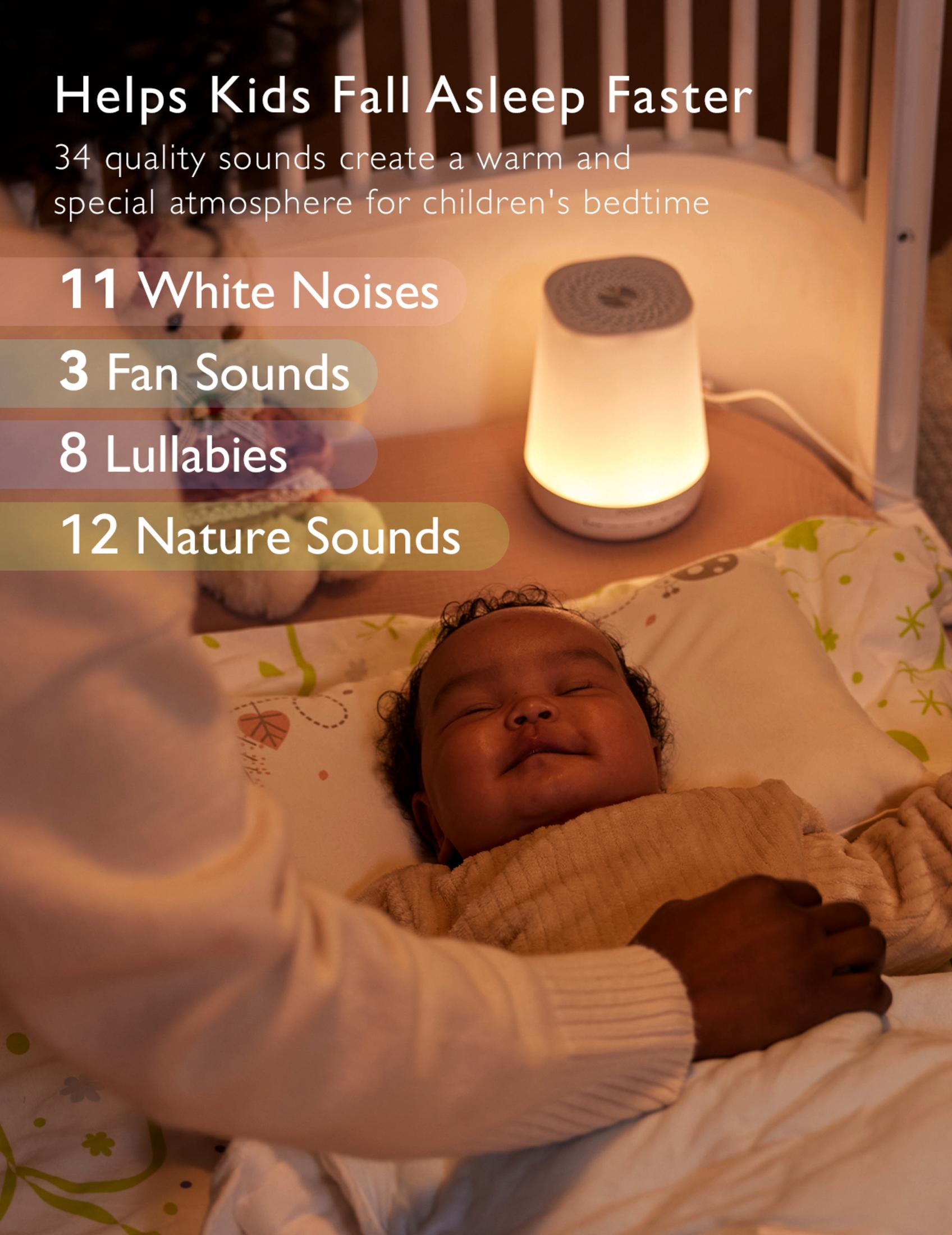 Ein Baby schläft in einem Bett neben einem Nachtlicht, das Geräusche macht.