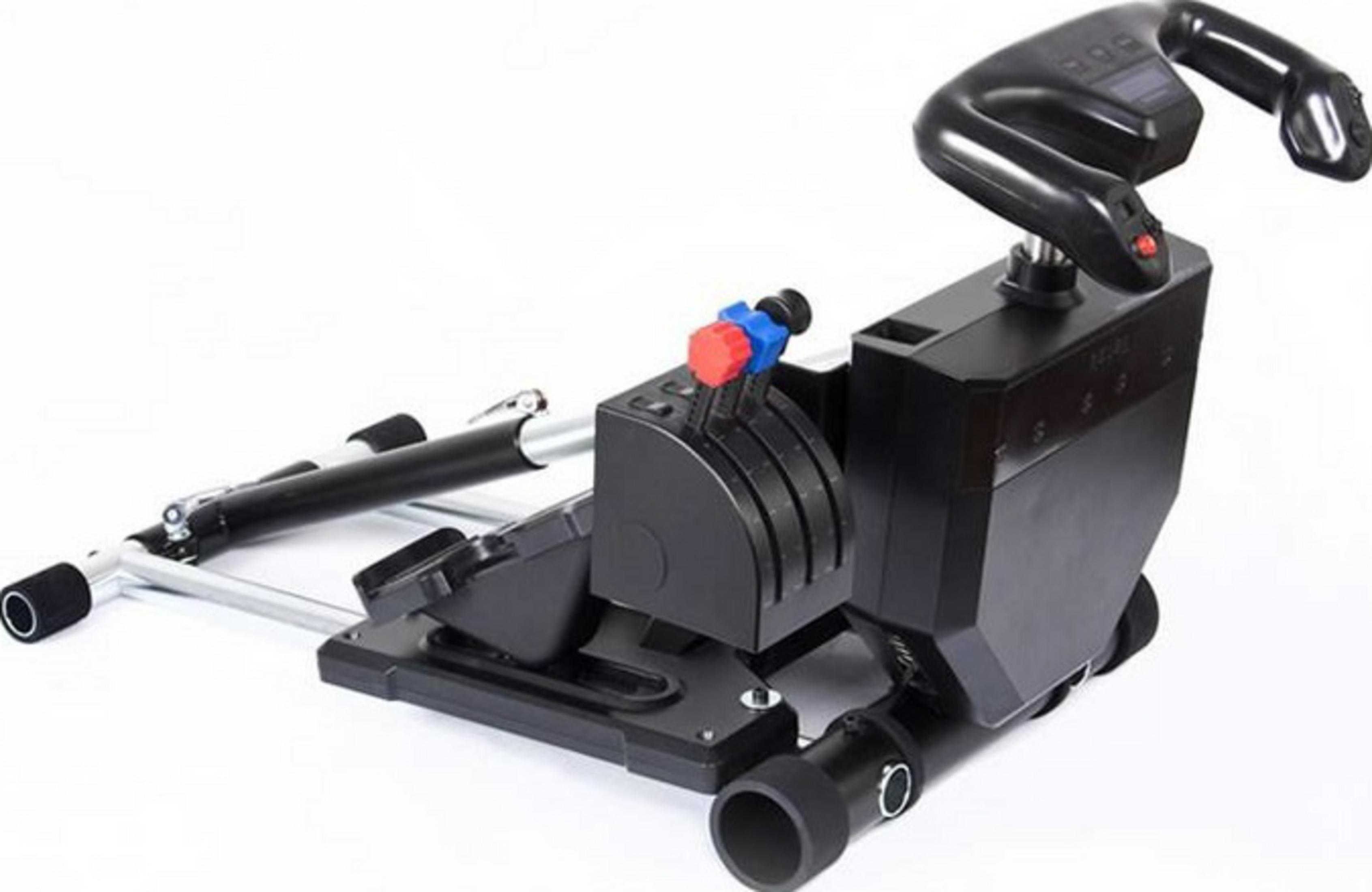 Een zwarte flight simulator joystick met gashendels en pedalen op een witte achtergrond.