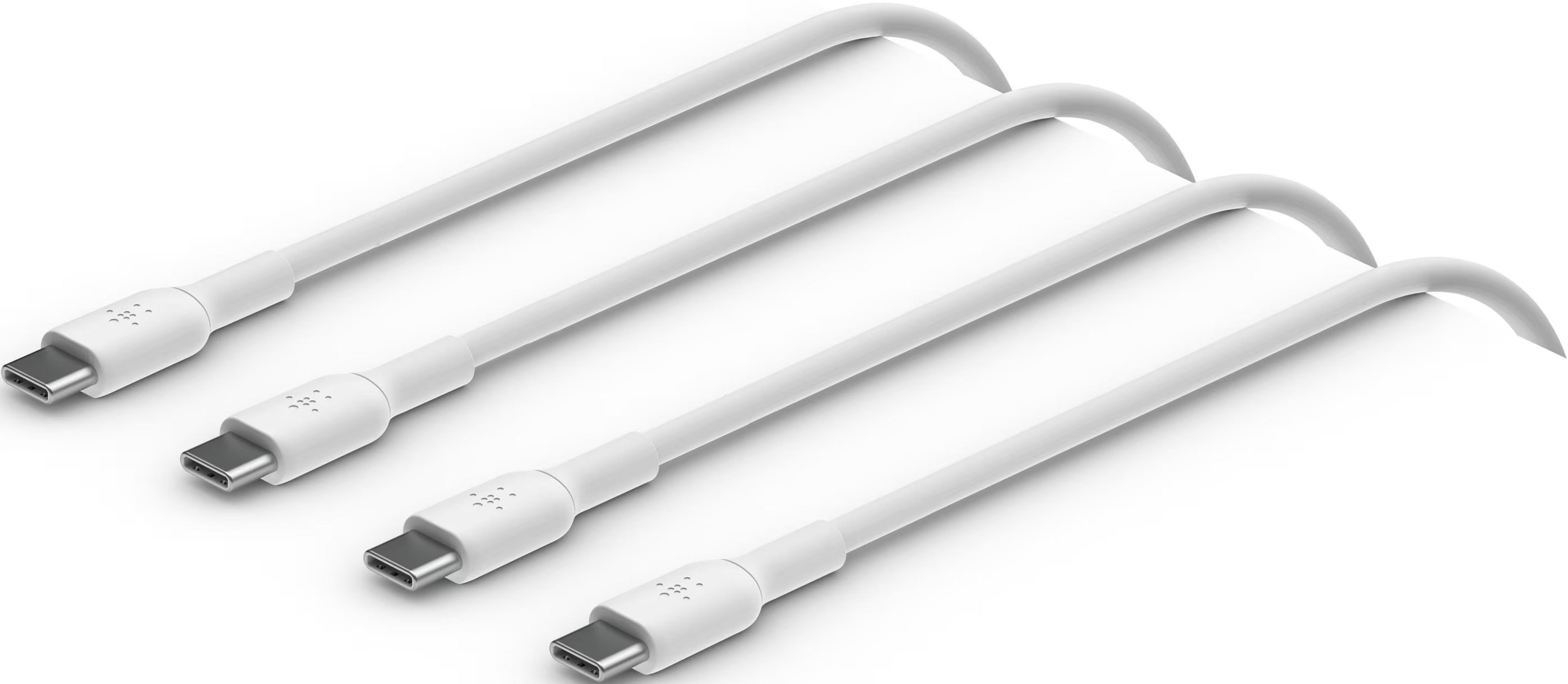Tre cavi USB-C bianchi con connettori argentati giacciono fianco a fianco.
