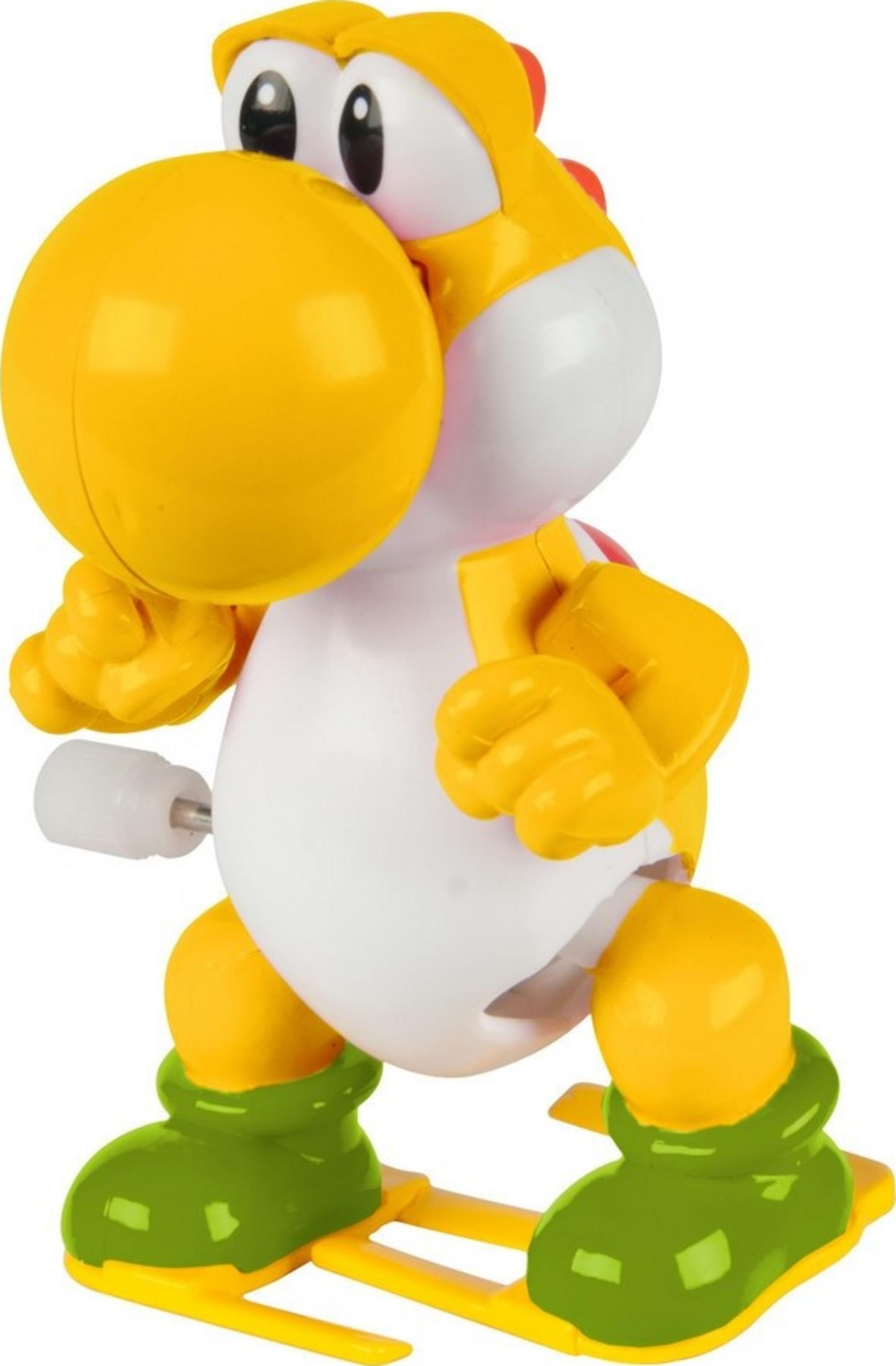 Un jouet Yoshi jaune avec un ventre blanc et des bottes vertes sur une base jaune.
