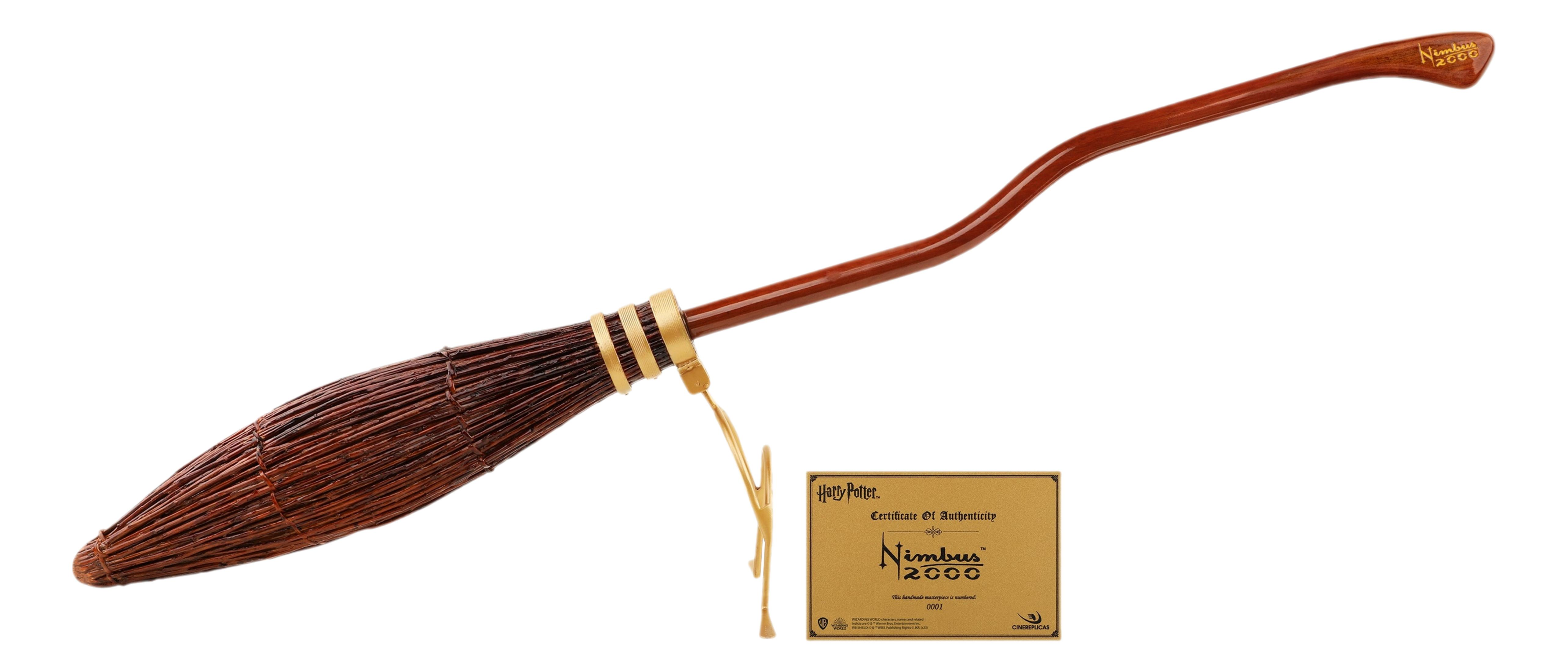 Ein brauner Nimbus 2000 Besen mit goldenen Ringen und ein Echtheitszertifikat.