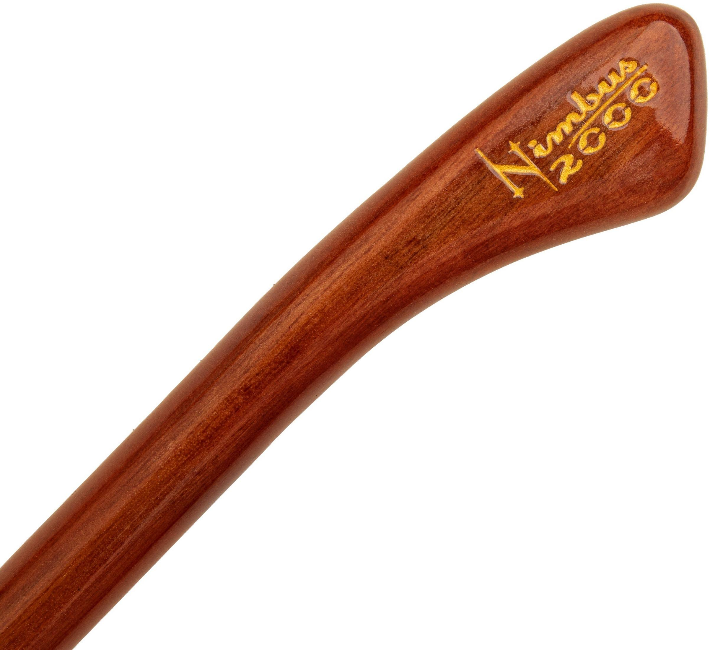 Ein brauner Holzgriff mit goldener Schrift Nimbus 2000.