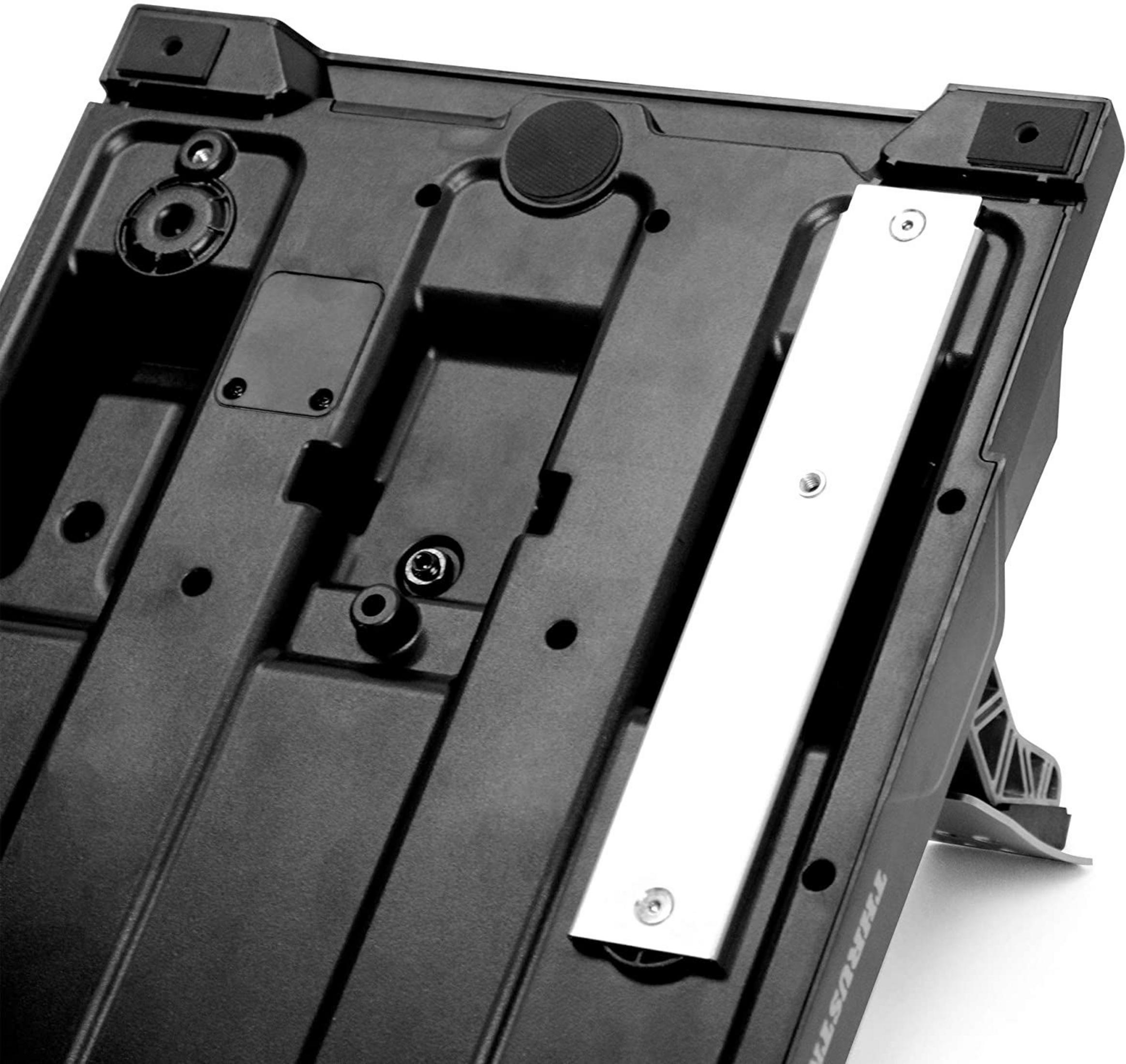 Parte inferior de un pedal de juego negro con tira metálica plateada y tornillos.