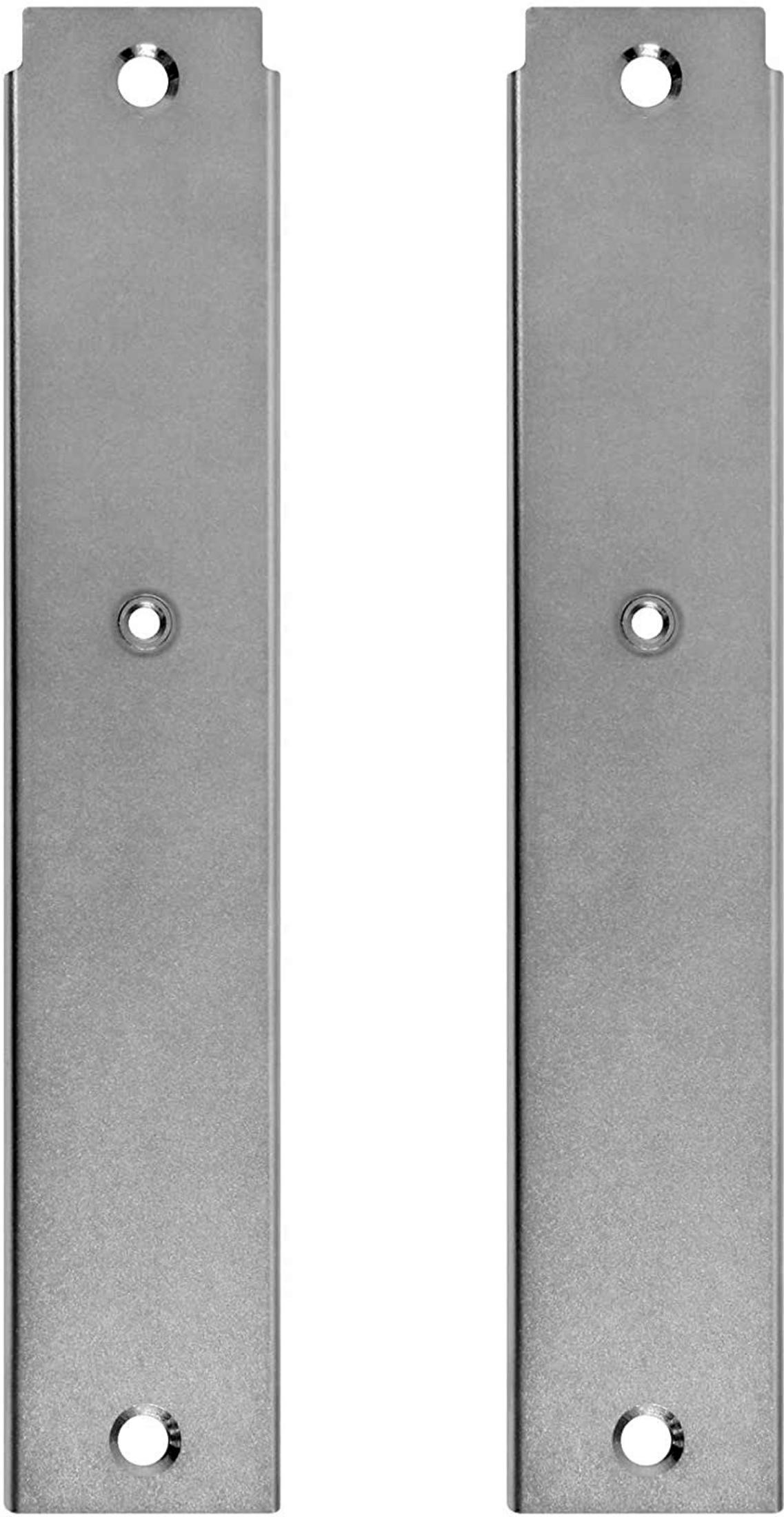 Dos placas metálicas rectangulares plateadas con agujeros en los extremos.