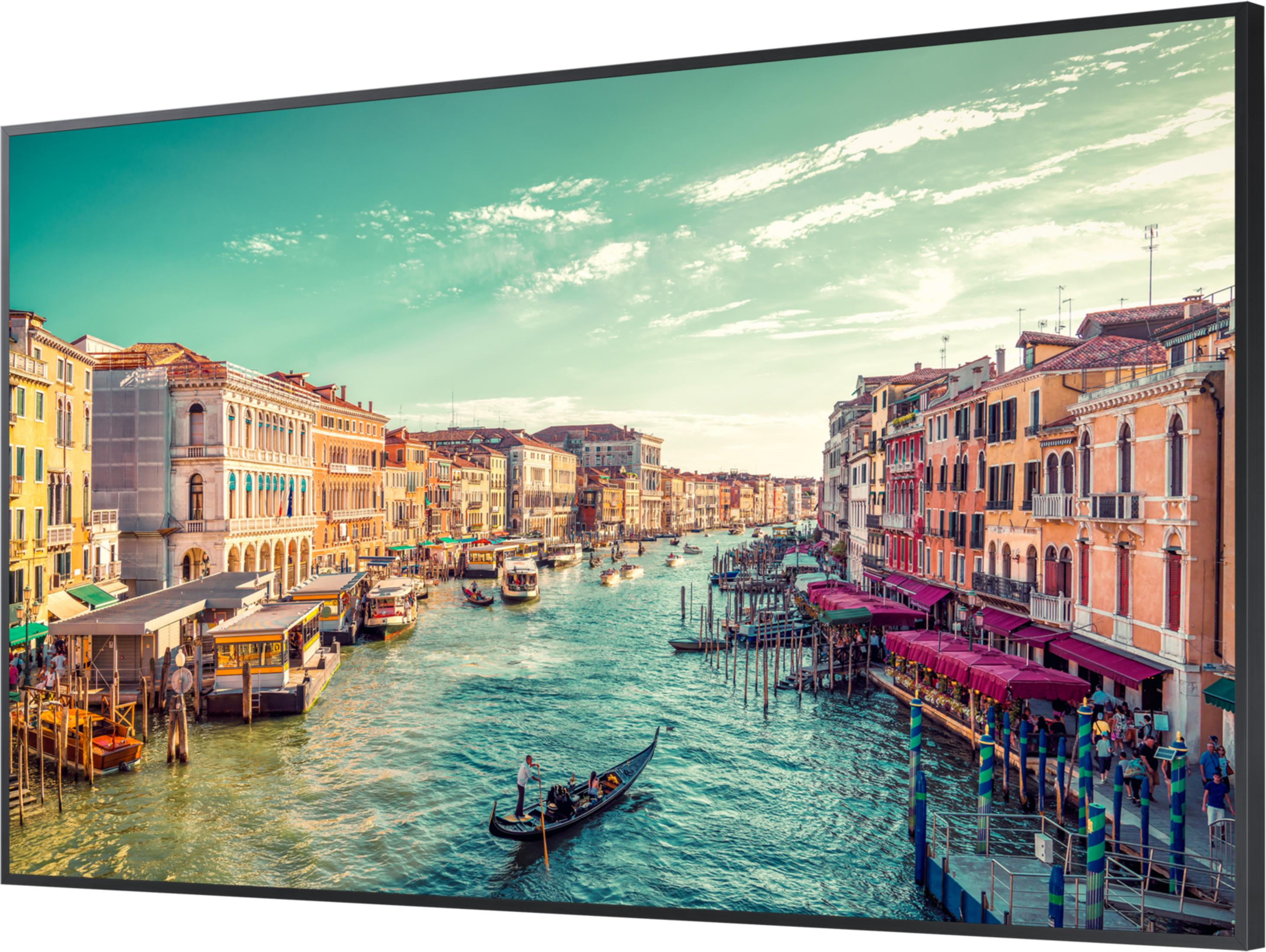 Venezia: Scena di canale con gondole ed edifici sull'acqua.