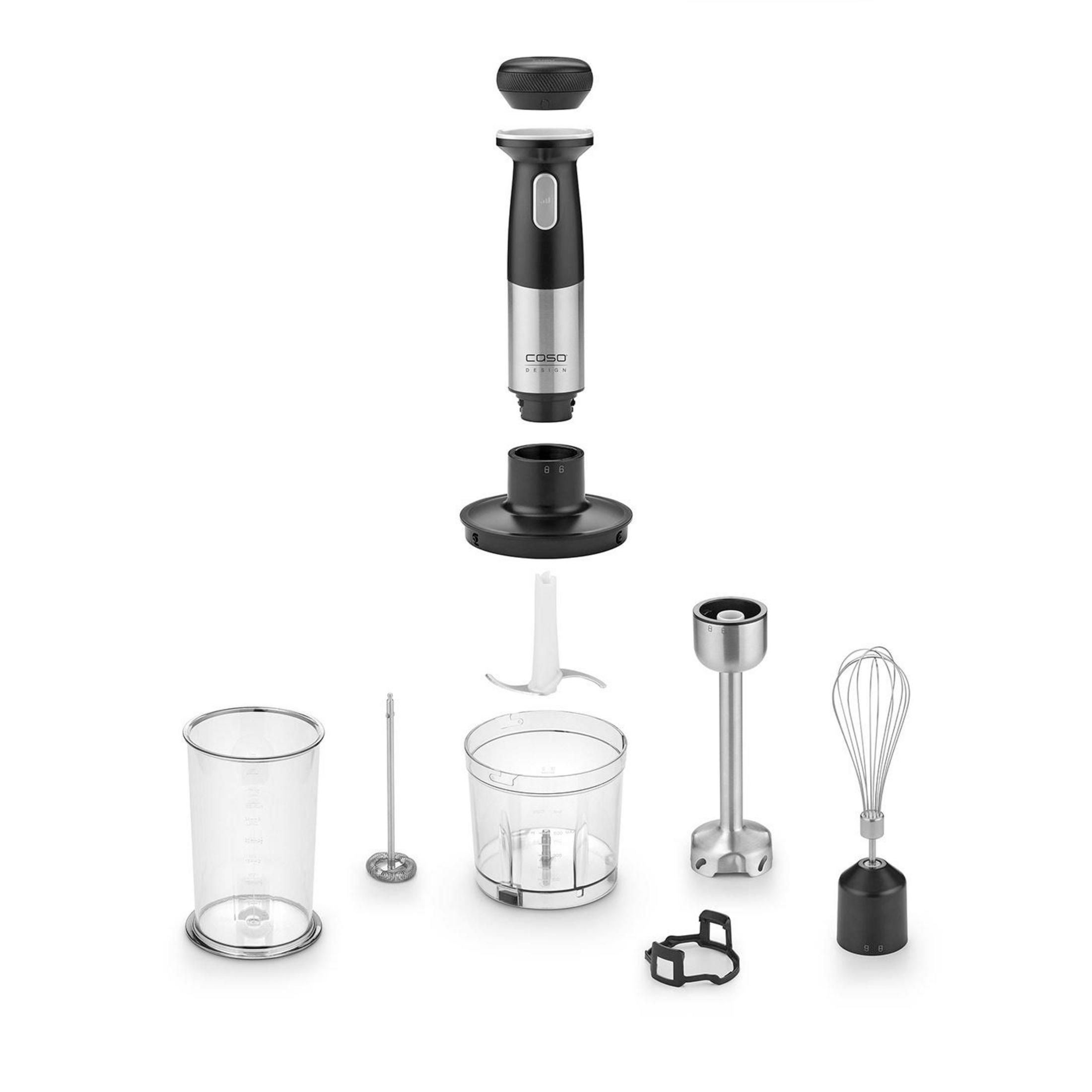 Un set di frullatore a immersione con accessori, inclusi misurino e frusta.