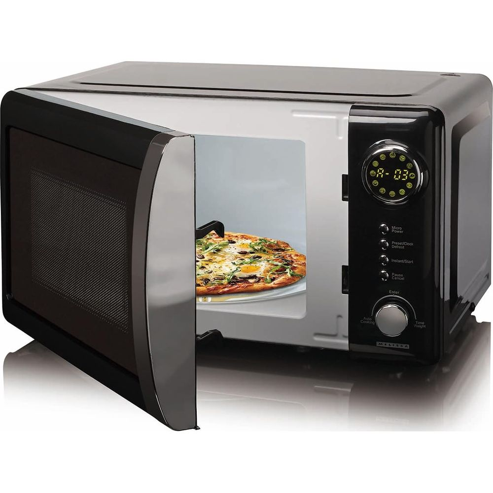 Un micro-ondes noir ouvert avec une pizza à l'intérieur.
