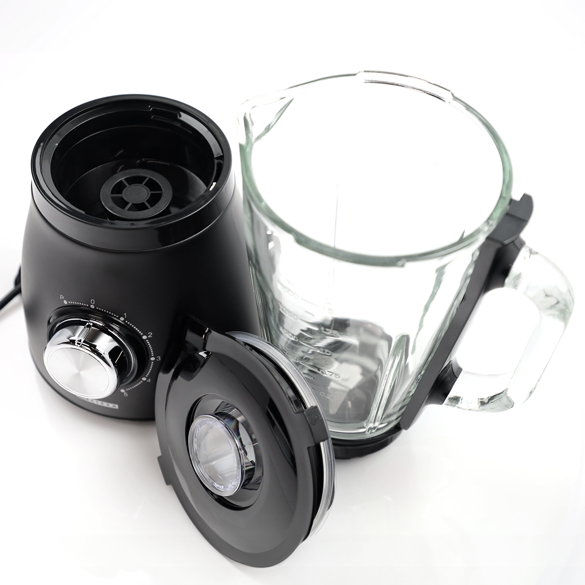 Czarny blender ze szklanym dzbankiem, zdjętą pokrywką, srebrnym pokrętłem.
