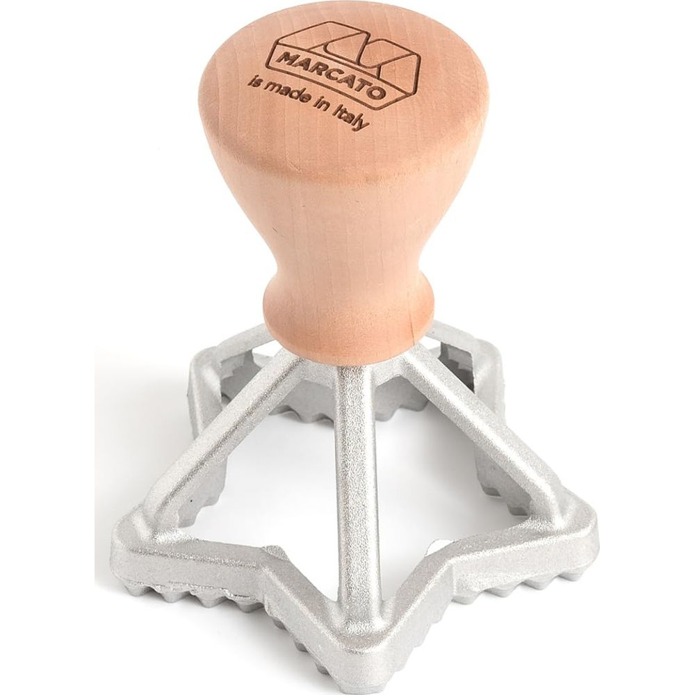 Un coupe-raviolis en métal avec manche en bois et logo Marcato.