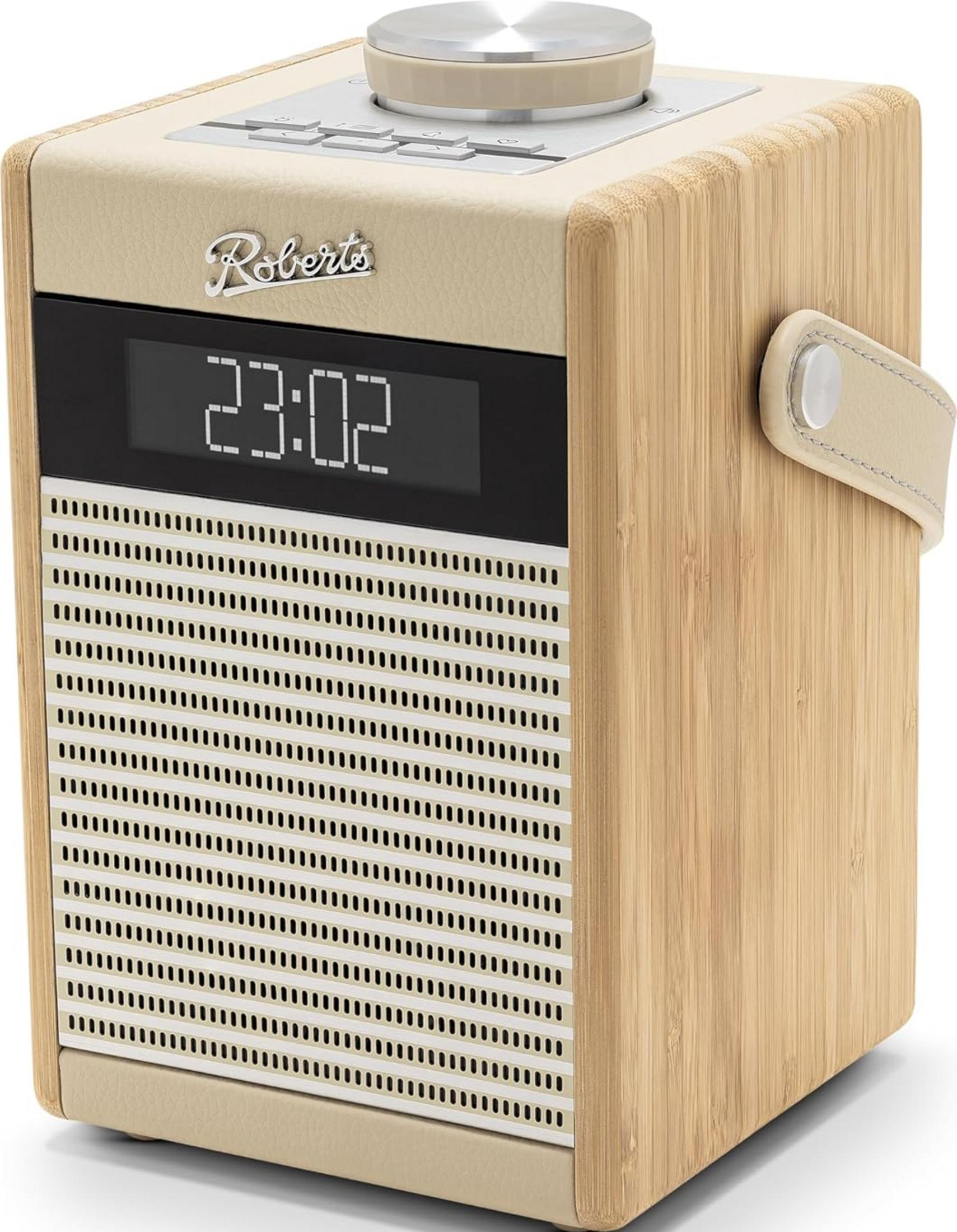 Une radio Roberts crème avec des accents en bois et un affichage d'horloge numérique.