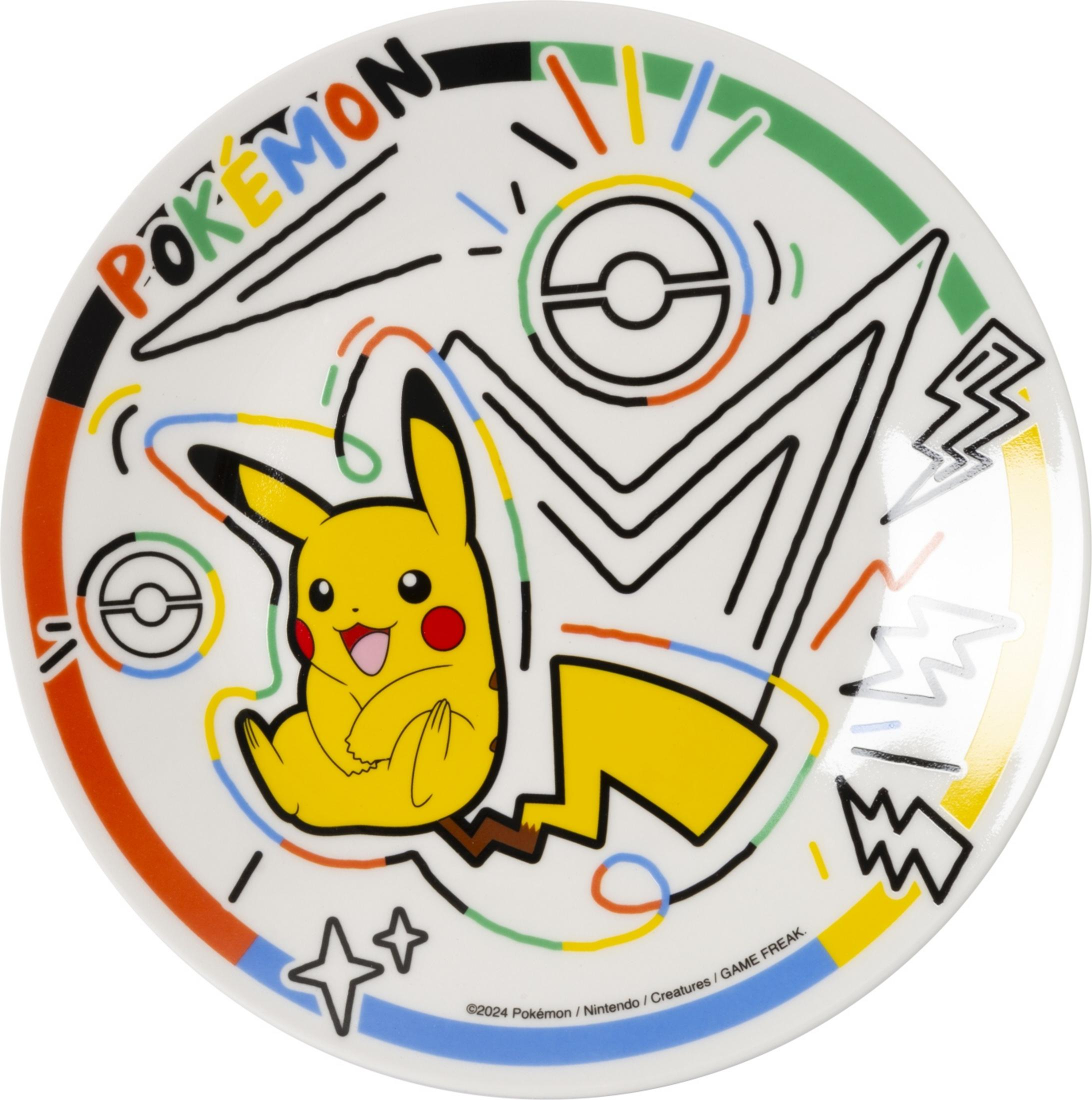 Ein weißer Teller mit Pikachu und Pokemon-Logo. Helle Farben und geometrische Formen.
