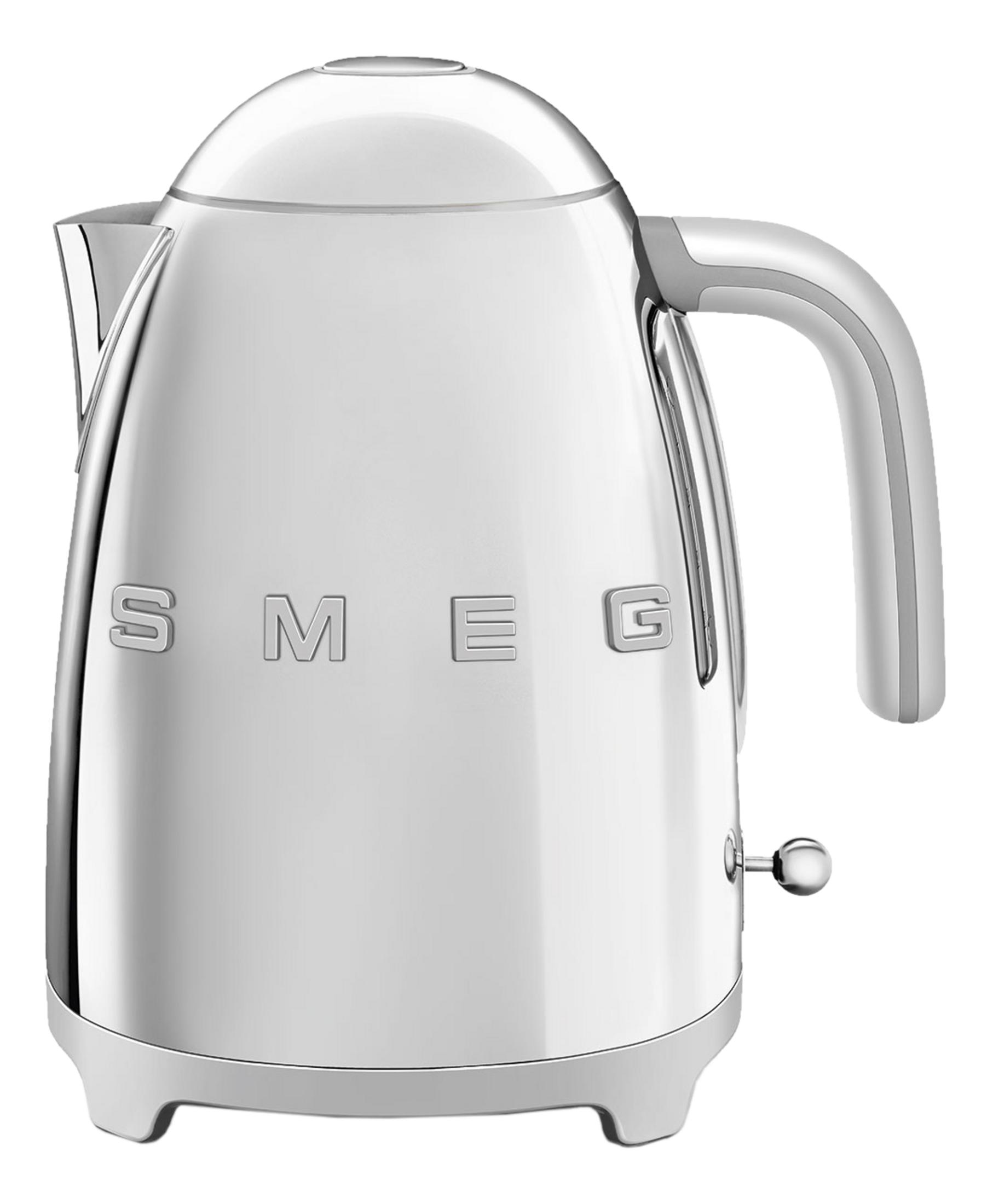 Błyszczący, srebrny czajnik Smeg z uchwytem i przełącznikiem.