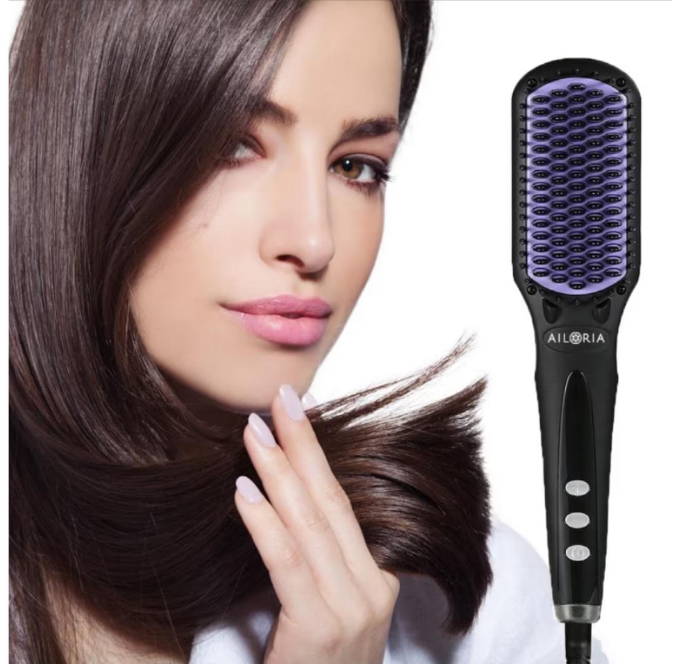 Mujer con cabello largo y castaño y cepillo alisador negro con cerdas violetas.