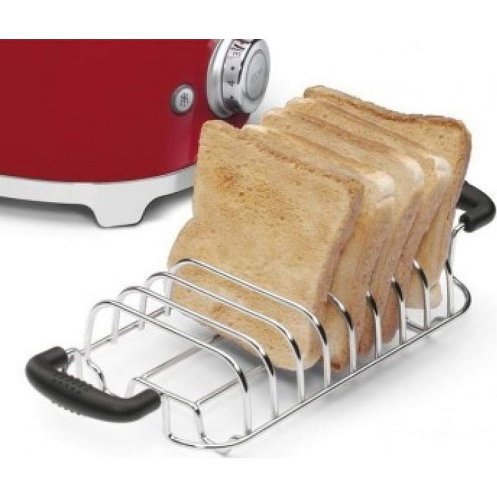 Czerwony toster z kromkami tostów w srebrnym stojaku.