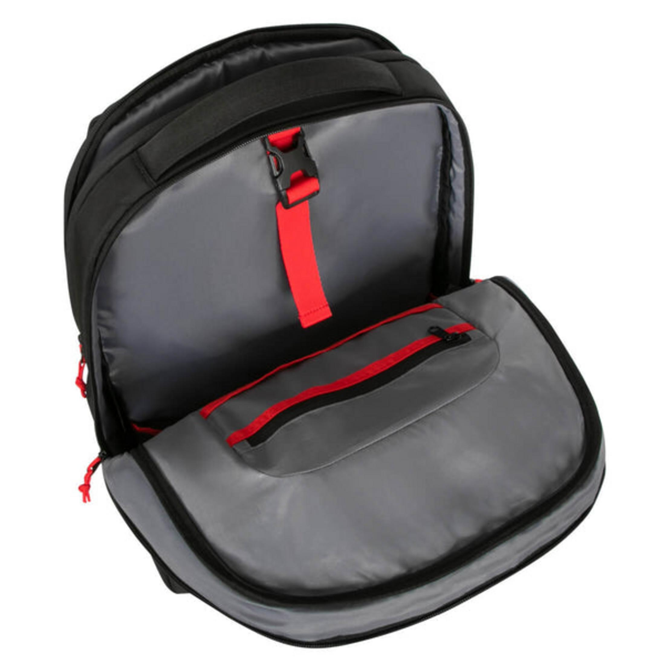 Ein offener schwarzer Rucksack mit roter Innenausstattung und Reißverschlusstasche.