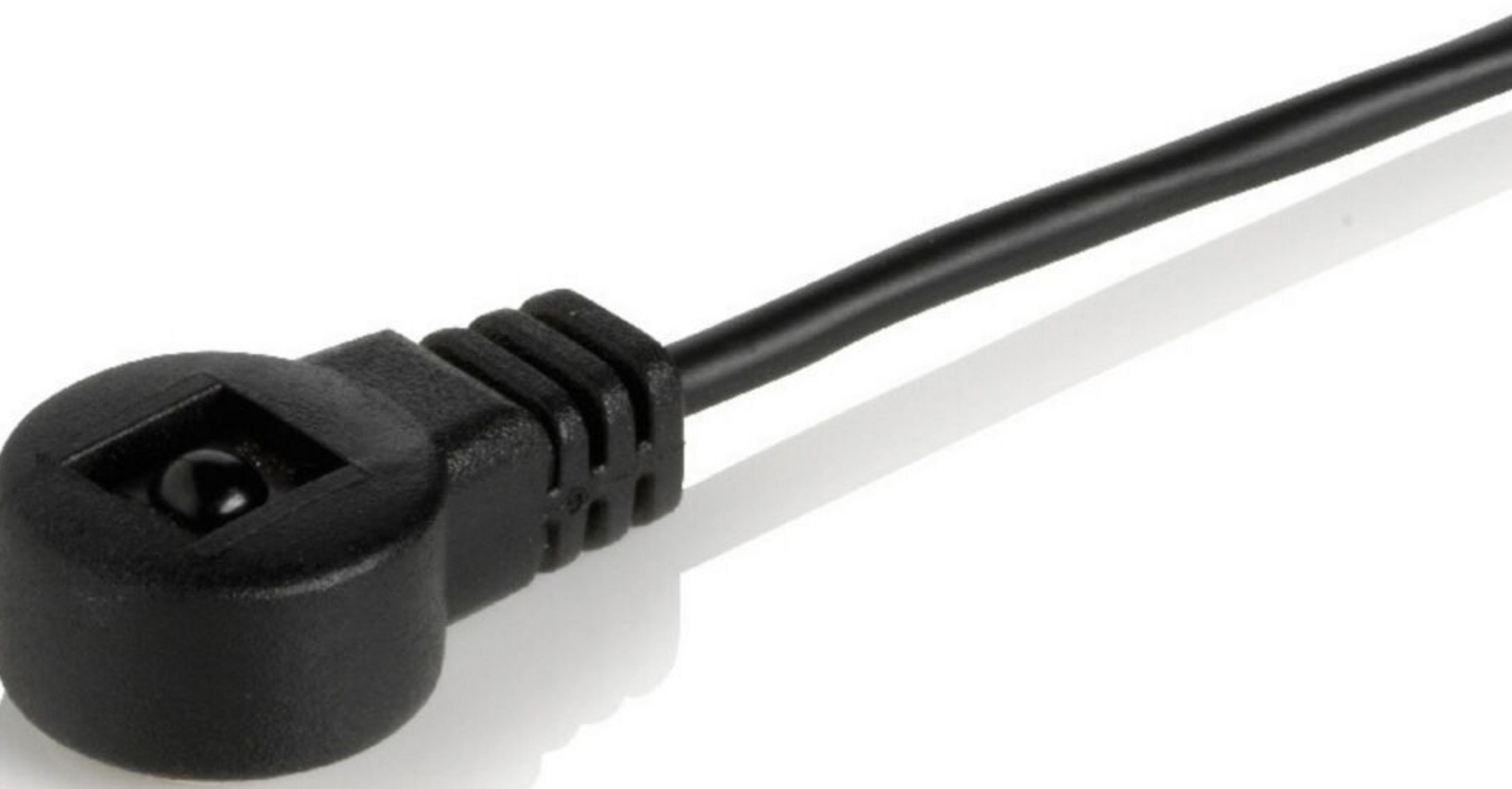 Ein schwarzes Kabel mit einem Winkelstecker auf weißem Hintergrund.