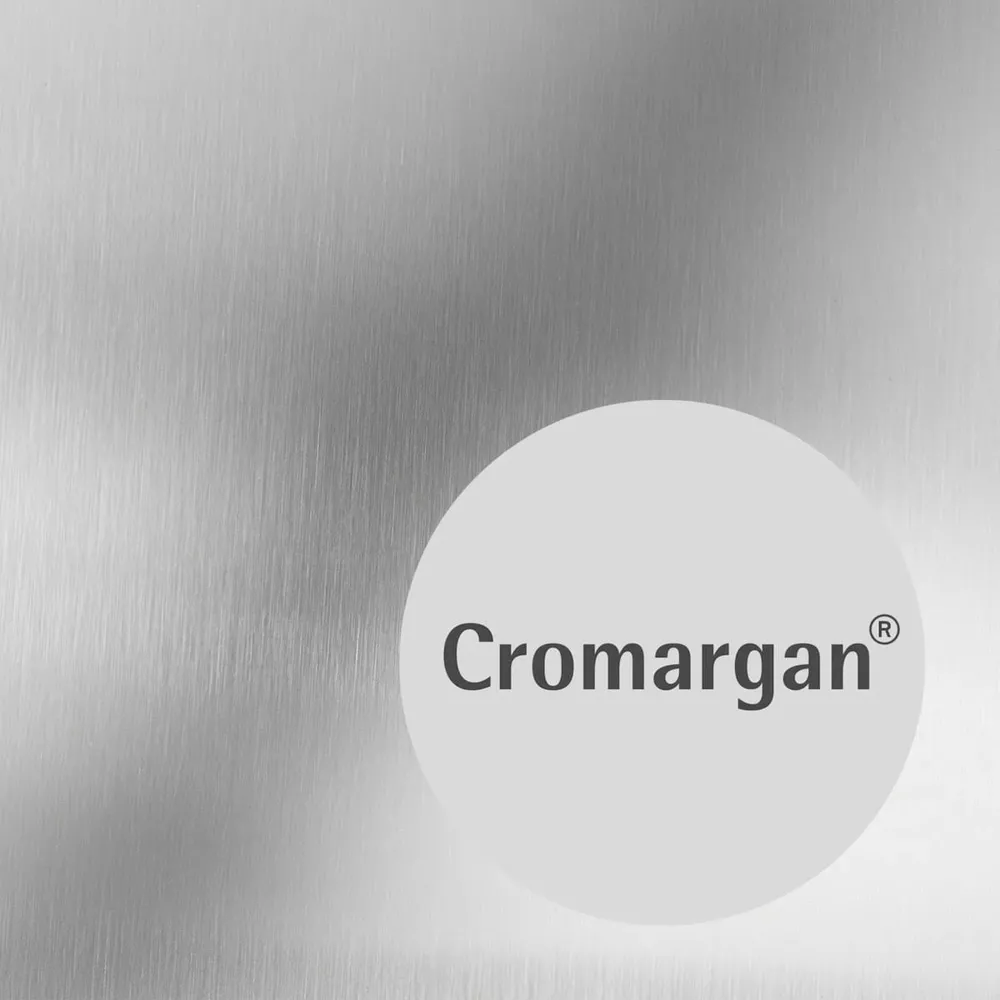 Silberner Kreis mit der Aufschrift Cromargan® auf gebürstetem Metall.