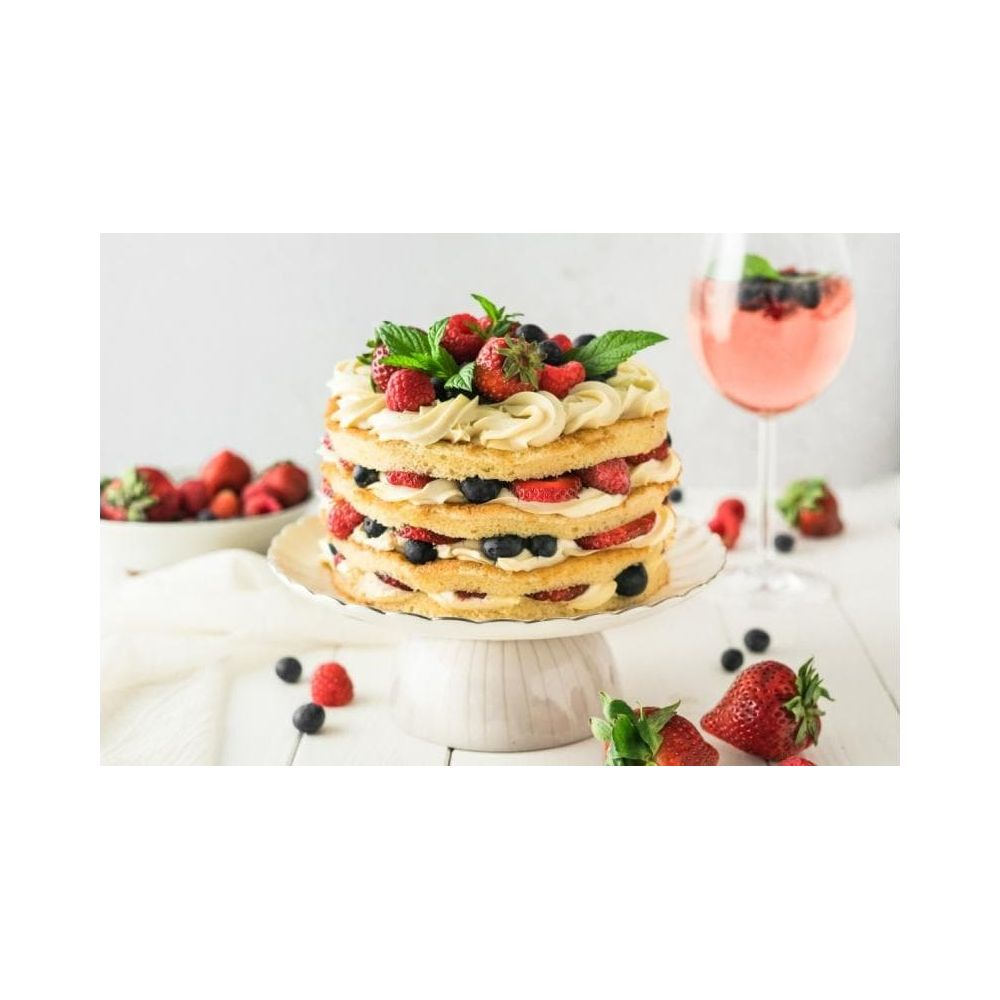 Mehrschichtiger Kuchen mit Sahne, Erdbeeren, Blaubeeren und Minze.
