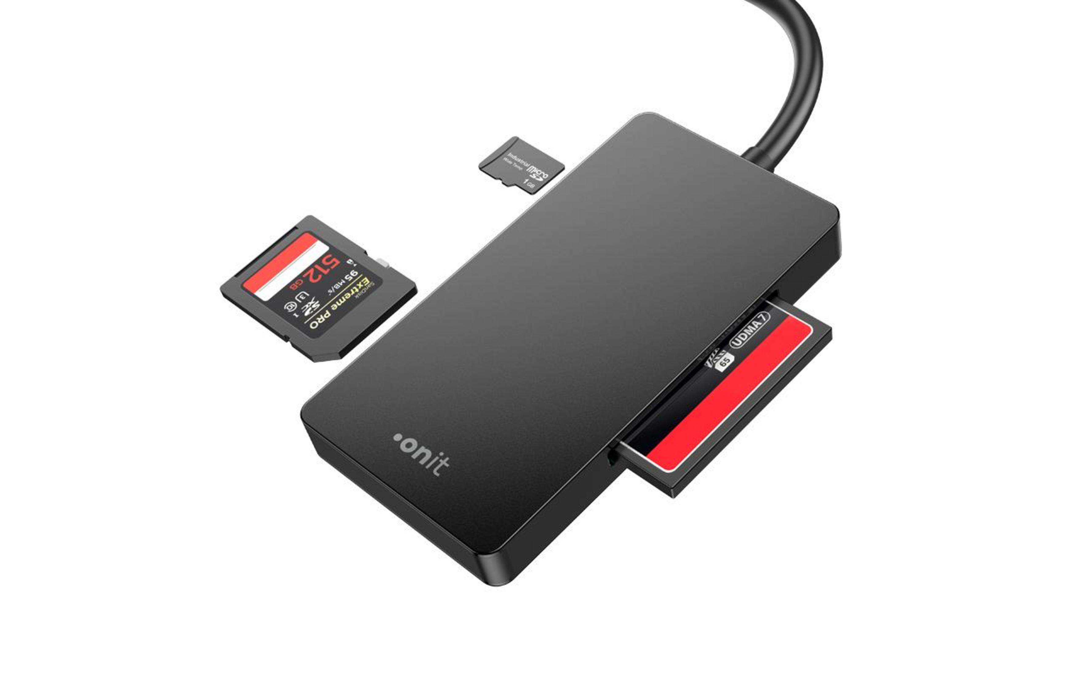 Ein schwarzer Kartenleser mit SD- und microSD-Karten. Weißer Hintergrund.