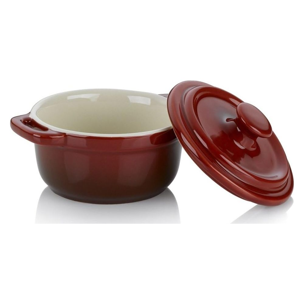 Rote Keramikschale mit cremefarbener Innenseite und abgenommenem Deckel.