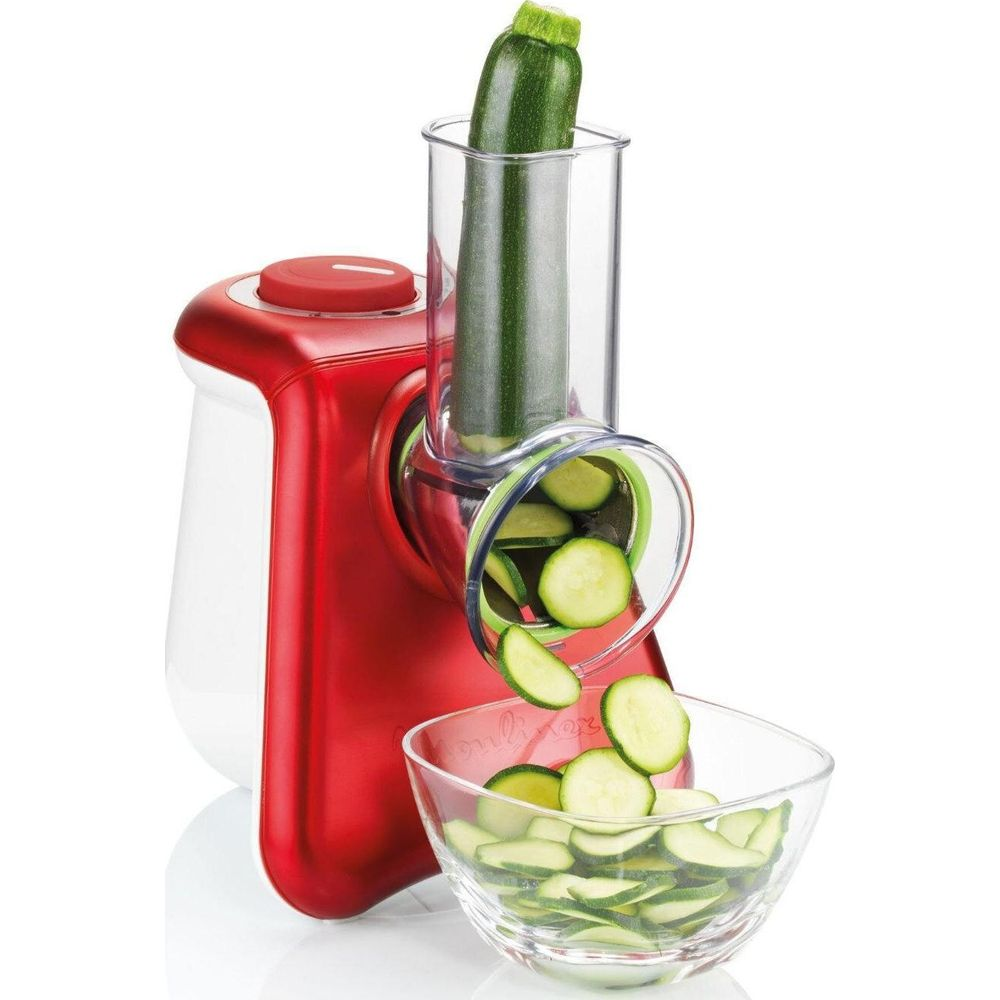 Un robot da cucina rosso affetta zucchine in una ciotola di vetro.